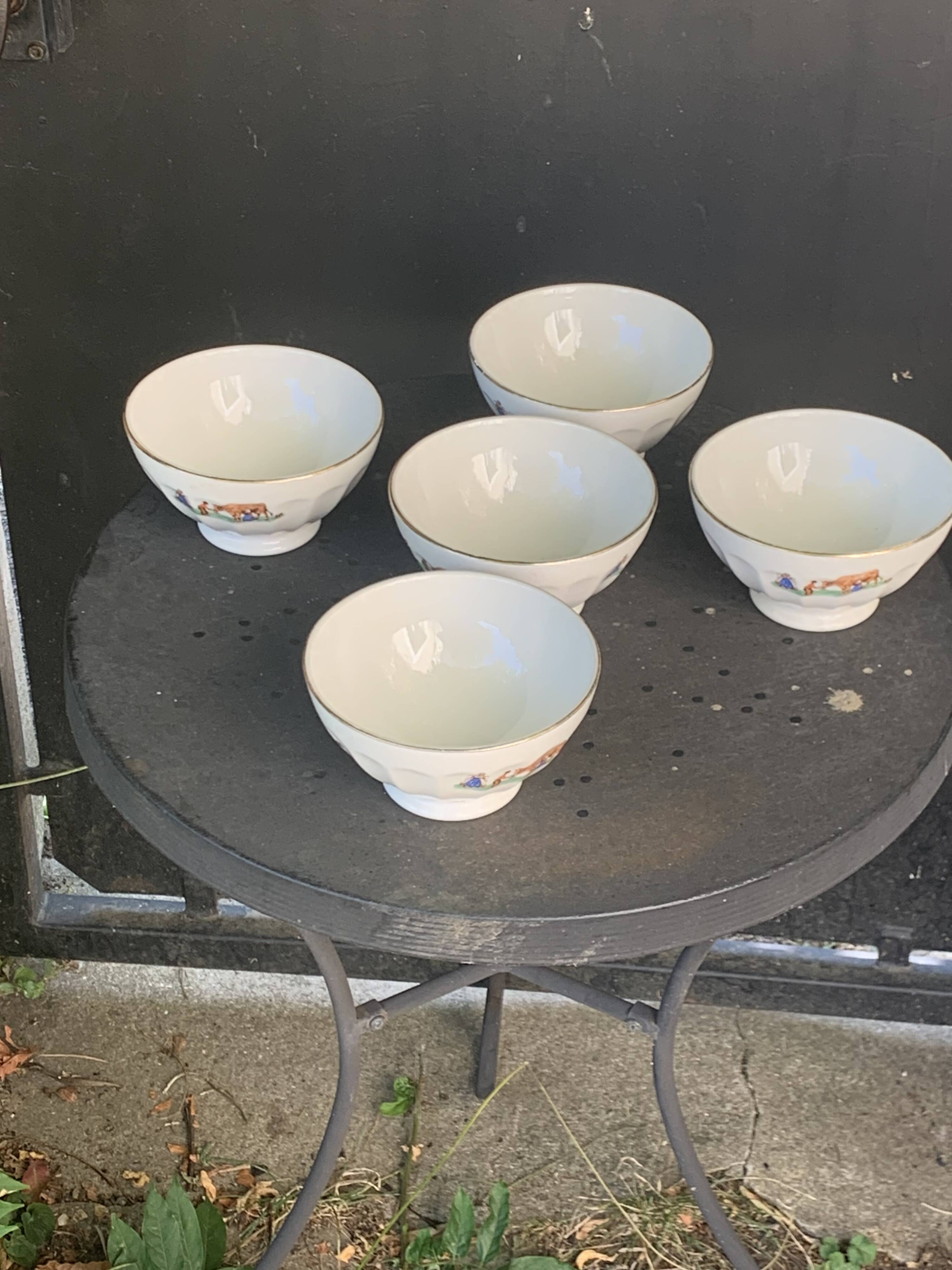 Set of 5 faceted white earthenware bowls with a naive decor, antique