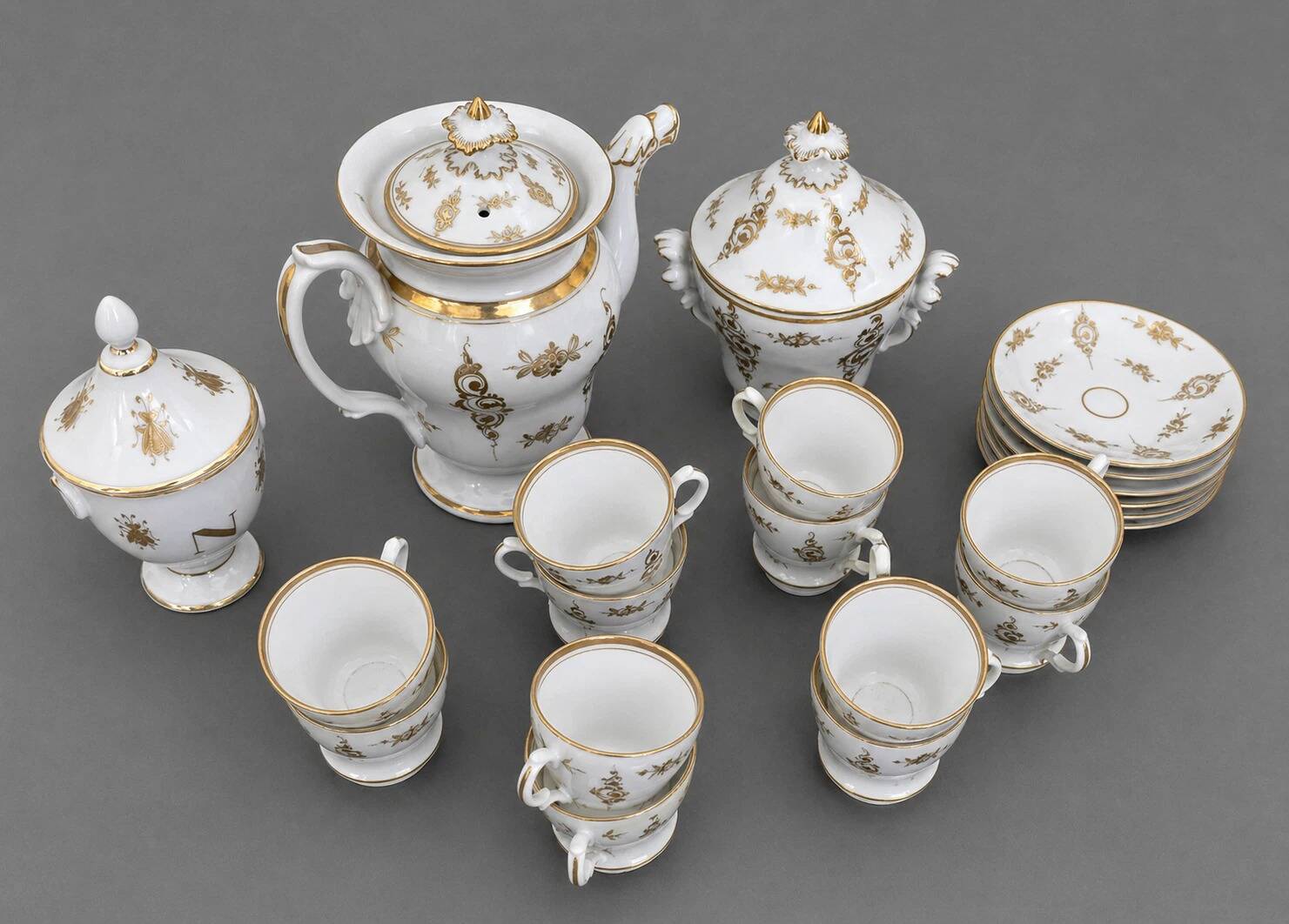 Limoges porcelain tea/coffee service – Maison Giraud, gold decoration – X