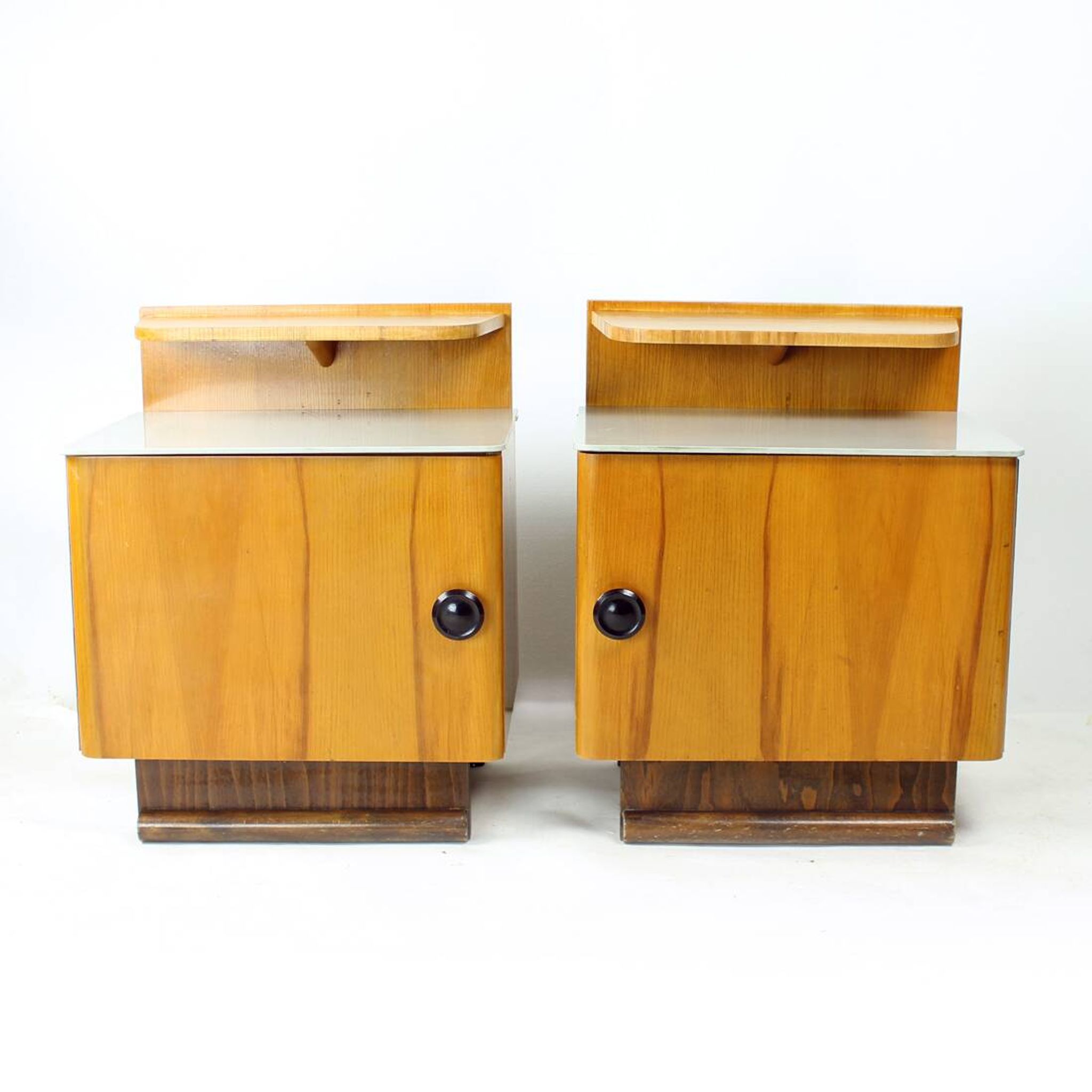 Ensemble de deux tables de chevet en bois et verre, Tchécoslovaquie 1950