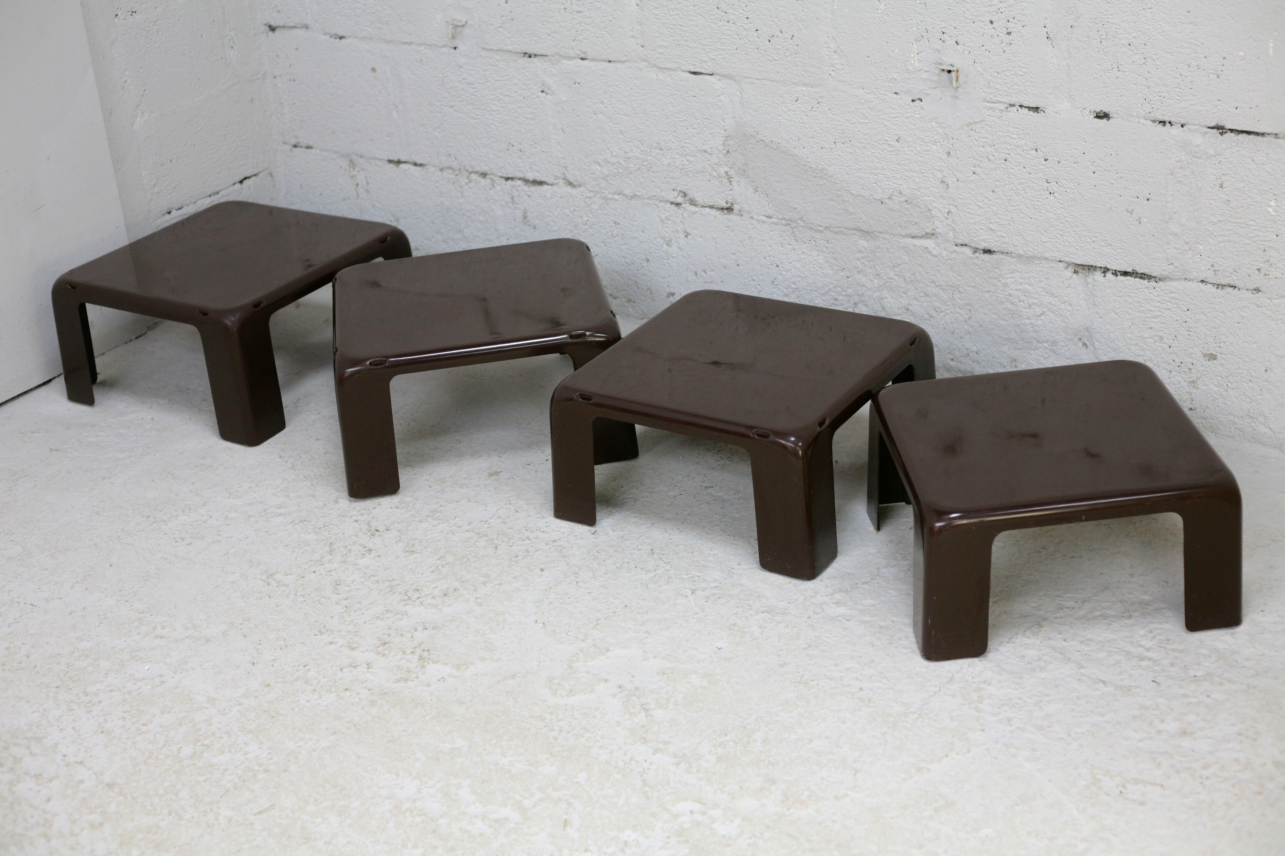 Suite de 4 tables basses gigognes "Gatti", Mario Bellini éditée par C&B Italia, circa 1970.
