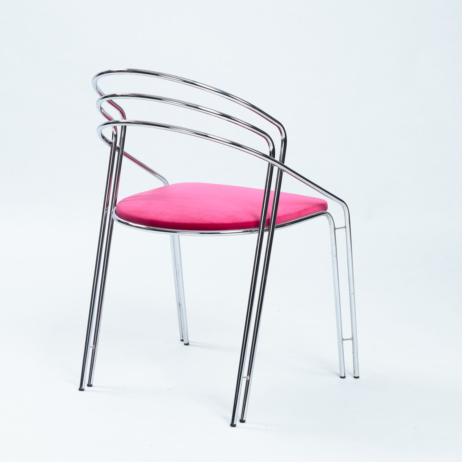 Ensemble de quatre chaises de salle à manger italiennes des années 50 en chrome et velours rose.