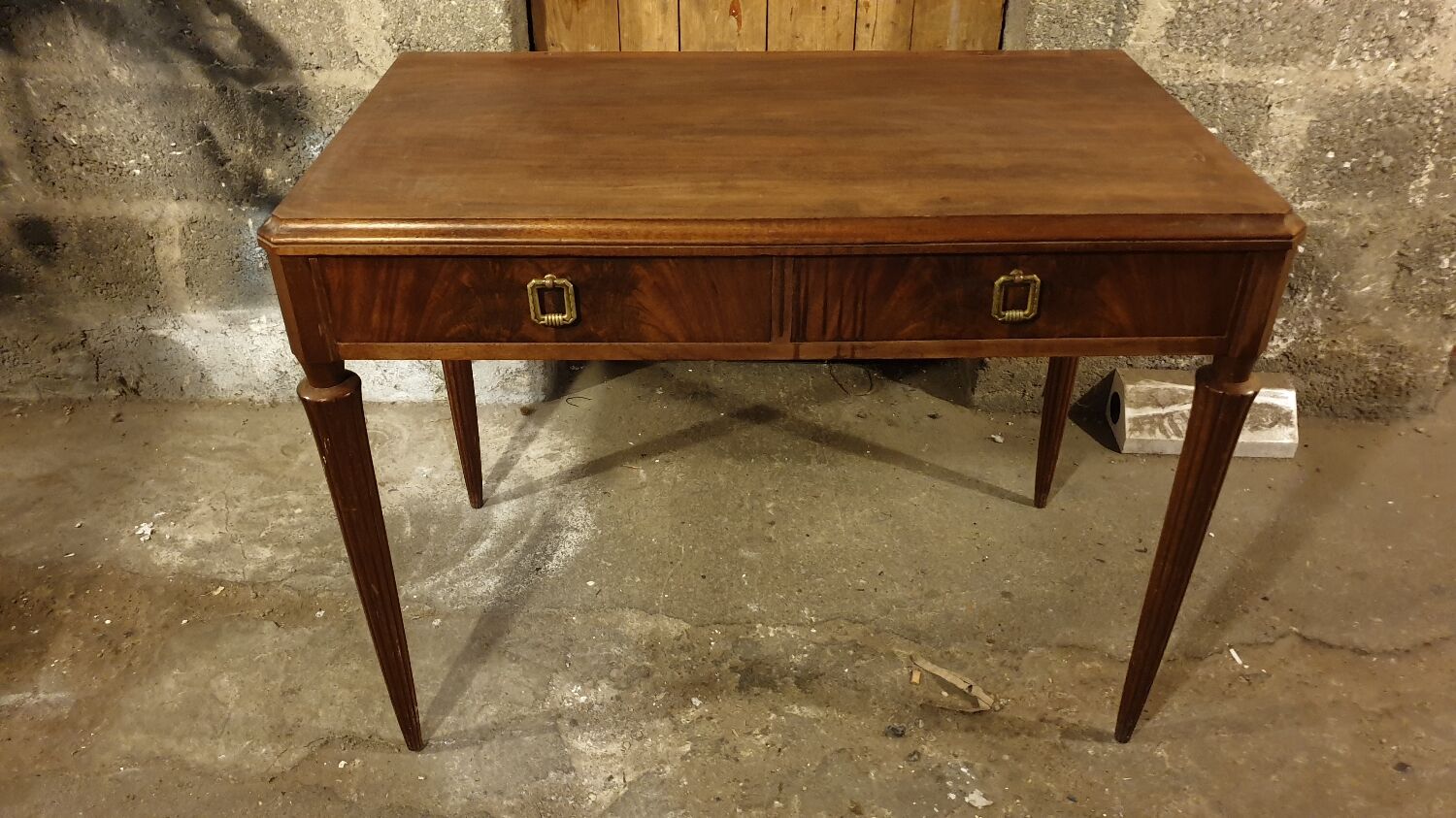 Walnut hairdresser year 20
