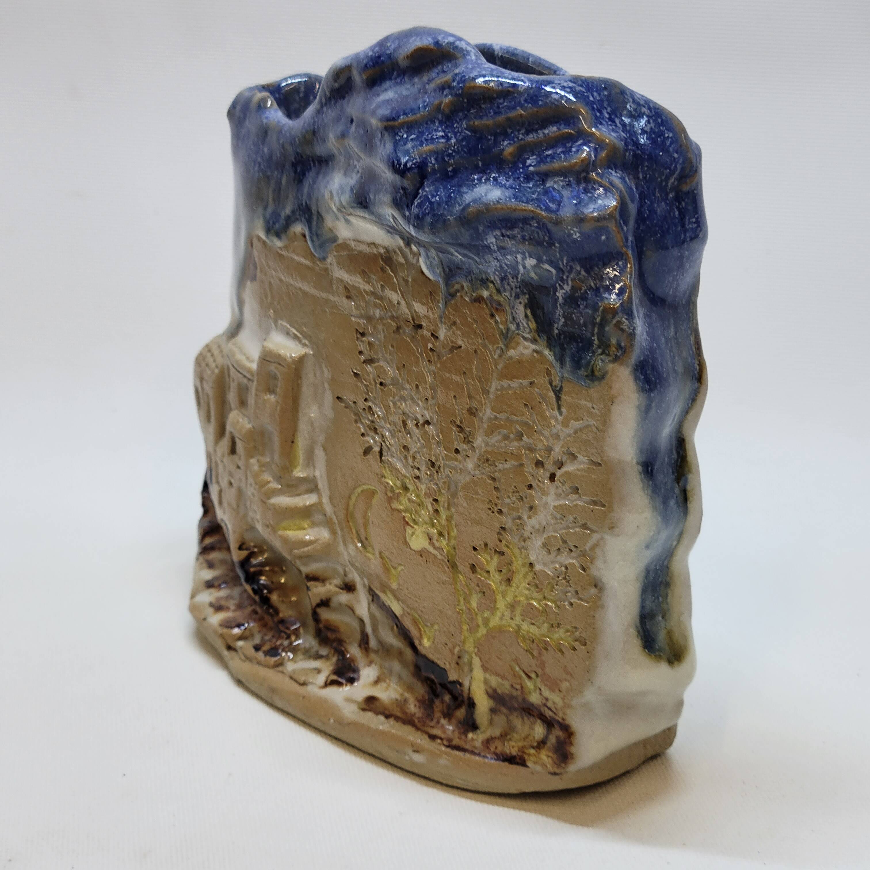 Céramique poterie vase en relief signé angilella