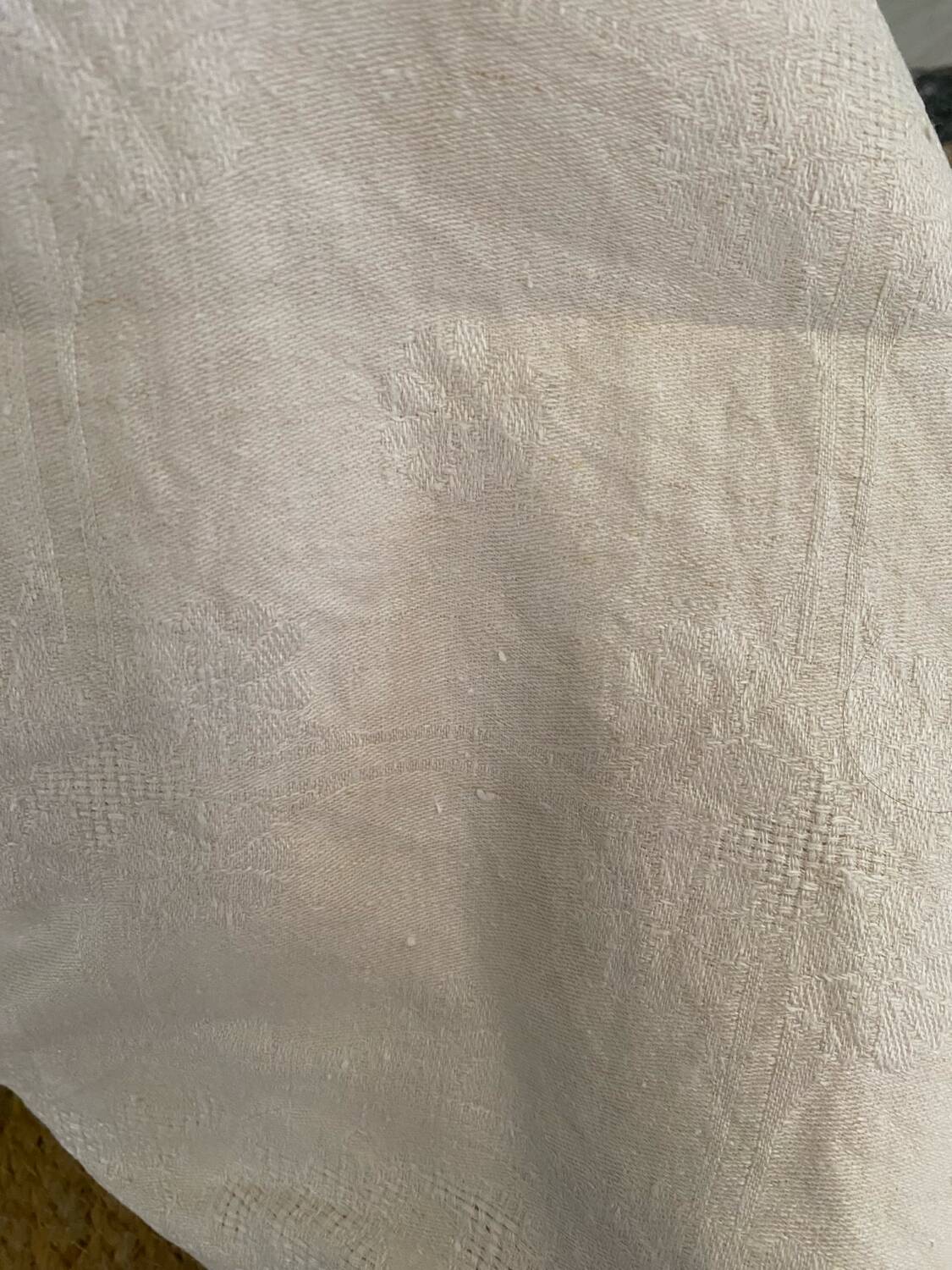 Floral damask cotton tablecloth with central monogram AC.