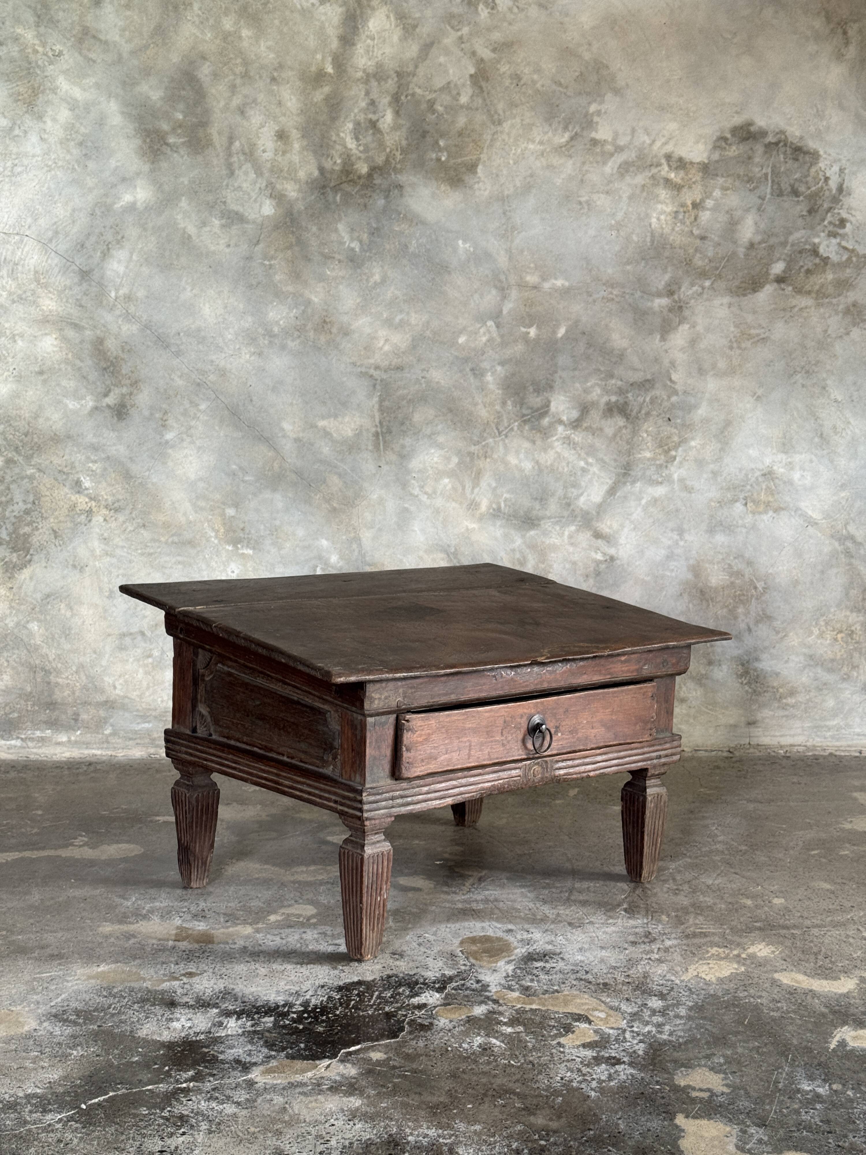 Petit écritoire table basse ancienne indonésienne en teck H33 40,5x55