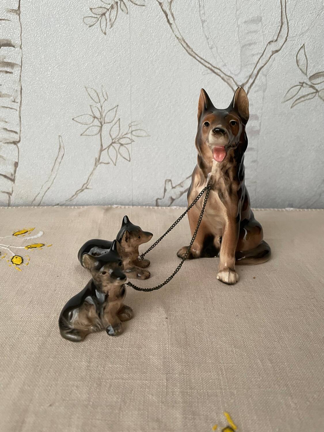 Figurine chien berger et ses 2 petits en céramique vintage