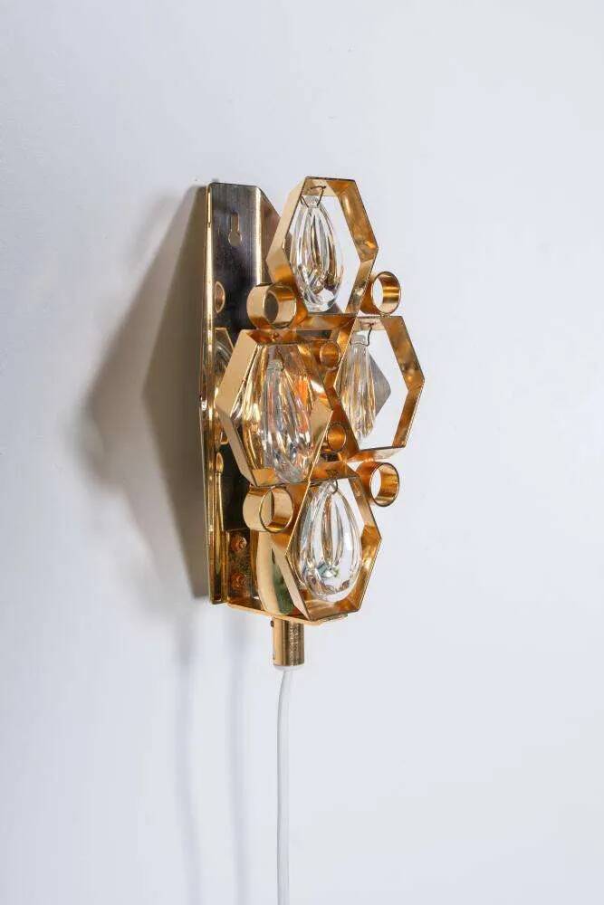 Vintage wall sconce in brass and crystal from the 1960s, Regency lamp in brass.