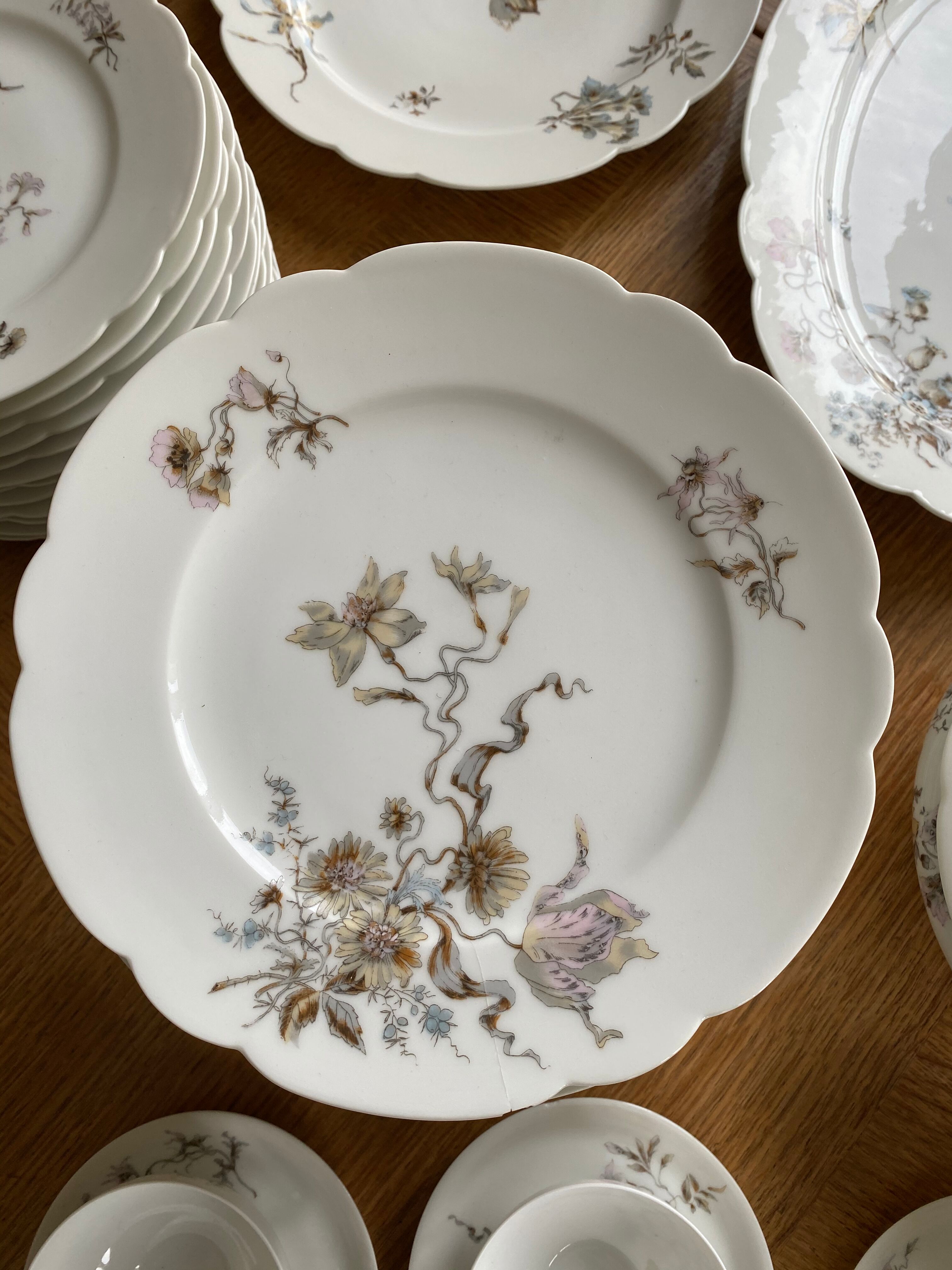 Porcelain crockery service