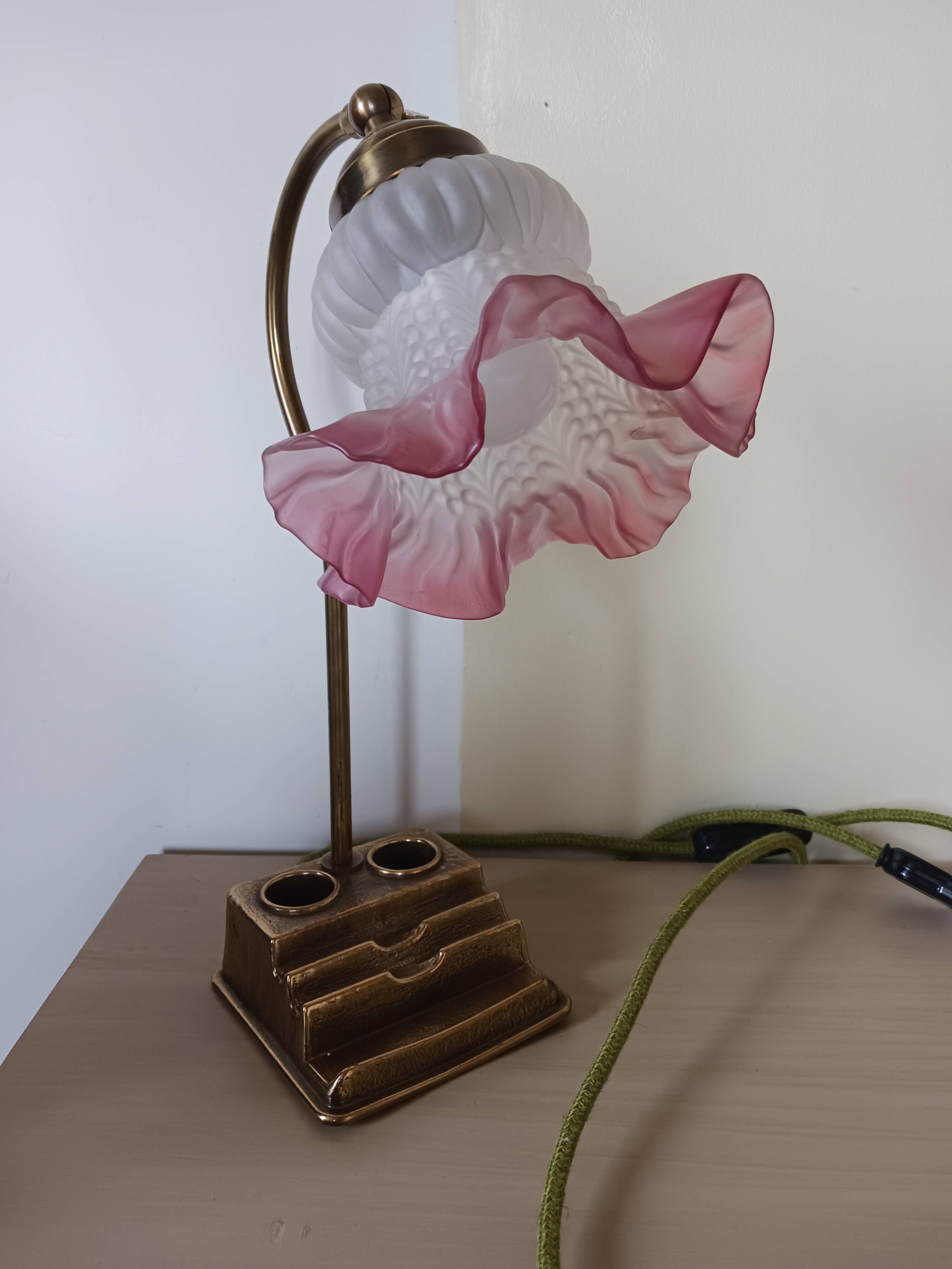 Lampe ancienne, de bureau , en opaline et laiton doré .