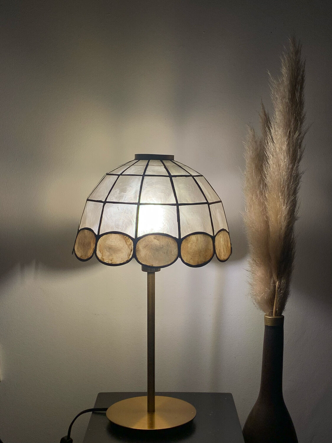 Bicolor mother-of-pearl lamp with a golden foot