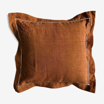 Old embroidered cushion tinted in speculoos
