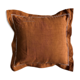 Old embroidered cushion tinted in speculoos