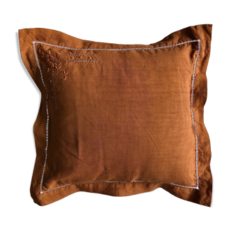 Old embroidered cushion tinted in speculoos