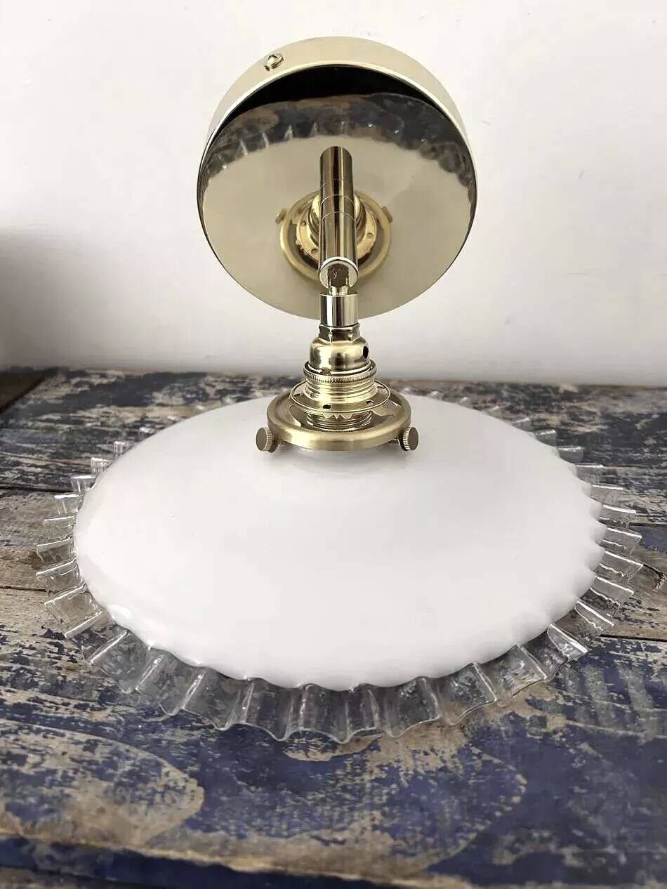 Applique murale en opaline blanche