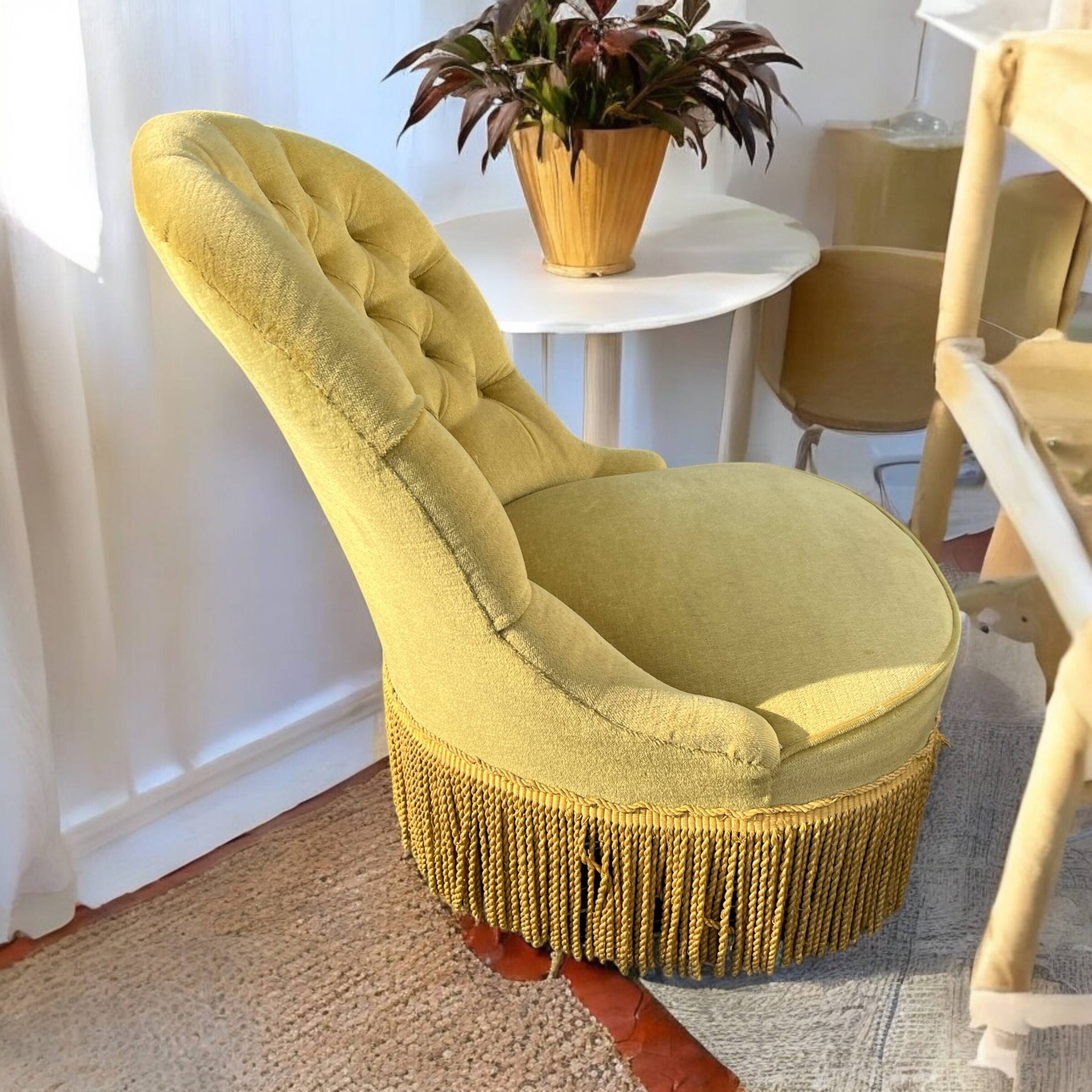 Pink velvet toad chair