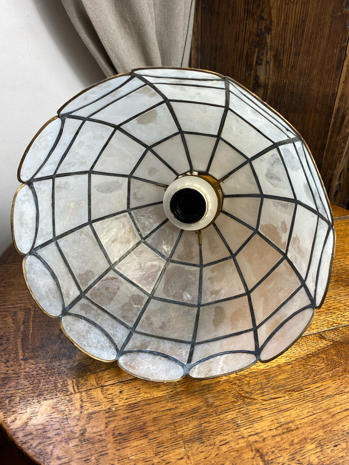 Suspension in white mother-of-pearl and brass