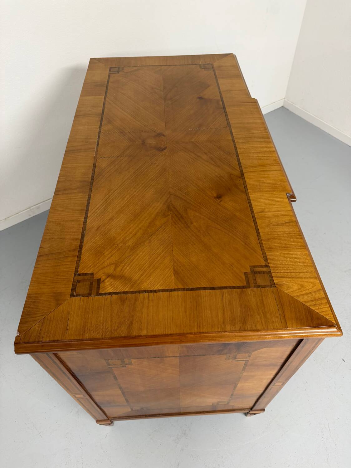 Antique marquetry chest of drawers from the transition period at the end of the 18th century, with 3 wooden drawers.