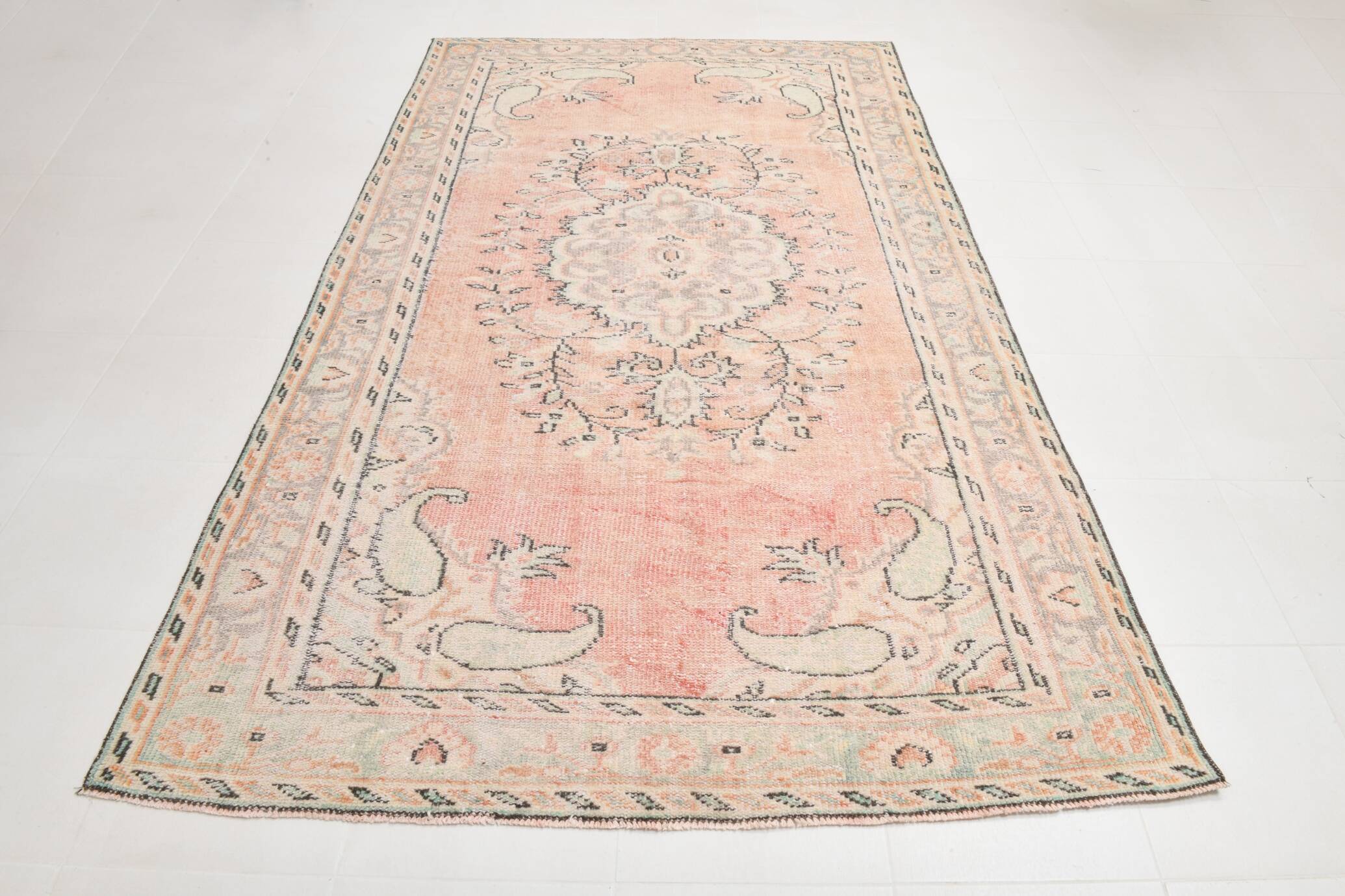 Tapis vintage oriental tons saumon et vert pastel, style faded 300x160