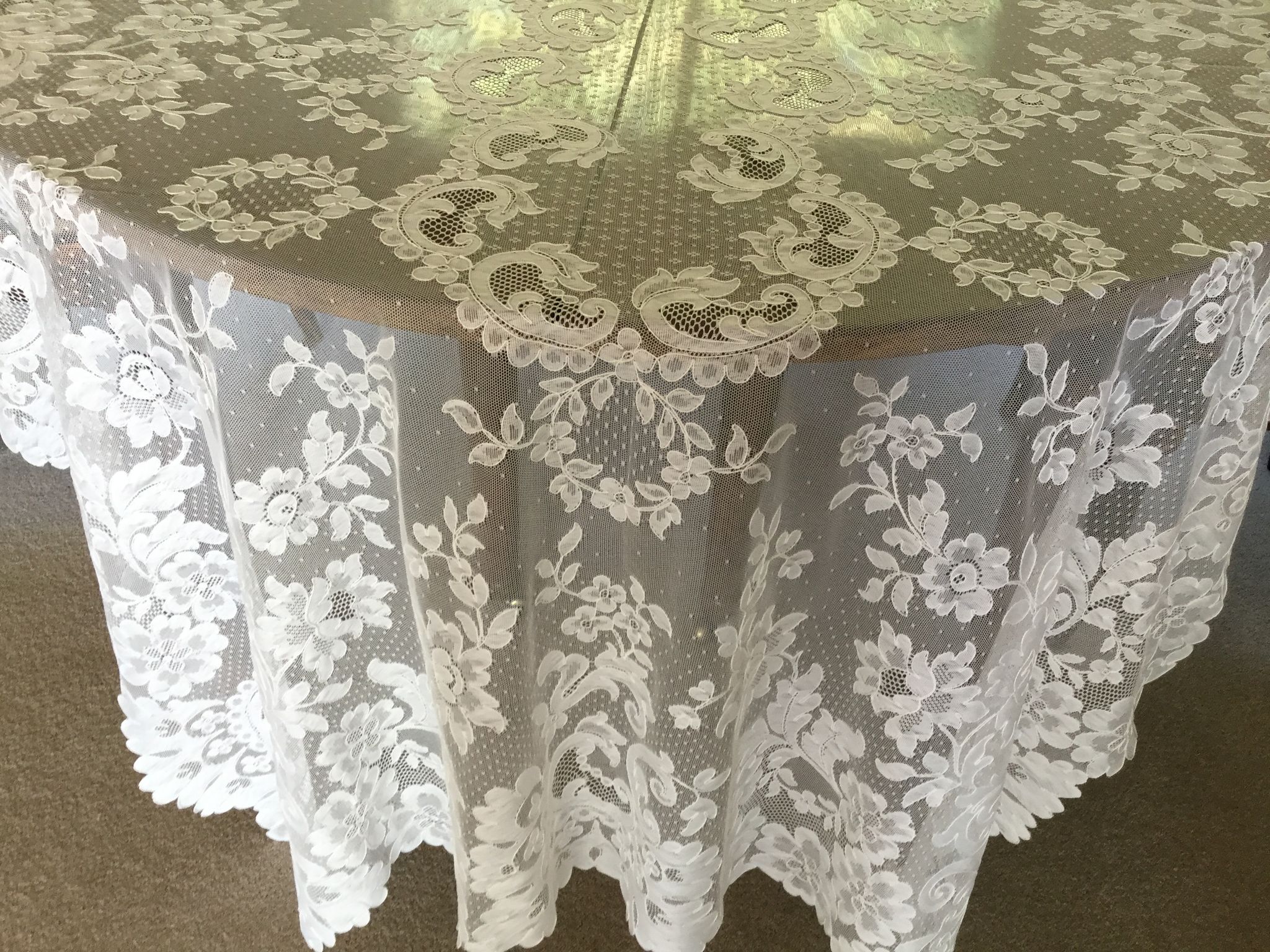 Lyon lace tablecloth from the prestigious brand Doguin made on crafts in Tulle