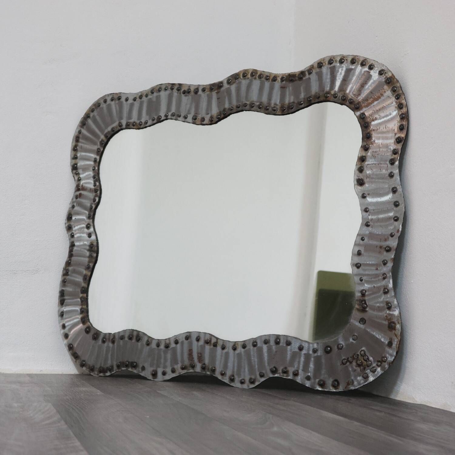 Specchio Da Parete Brutalist Borchiato In Metallo Anni 60 Design Moder