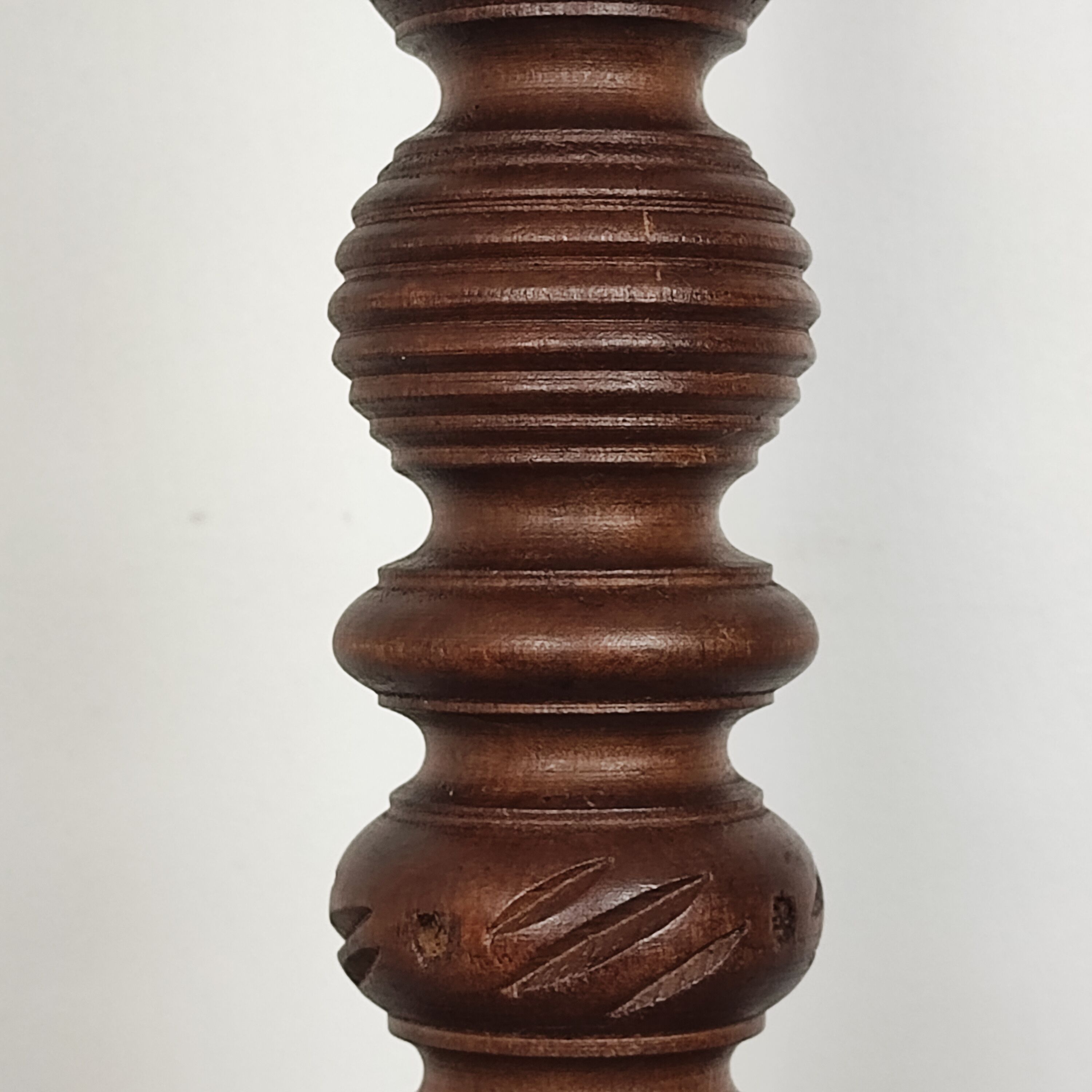 Lampadaire en bois tourné vintage