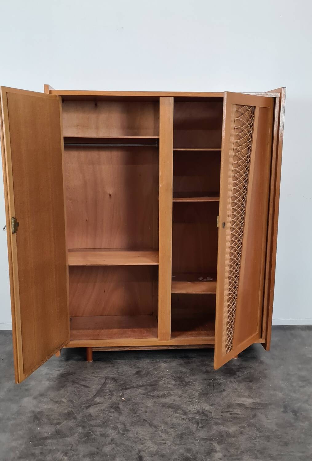 Armoire vintage