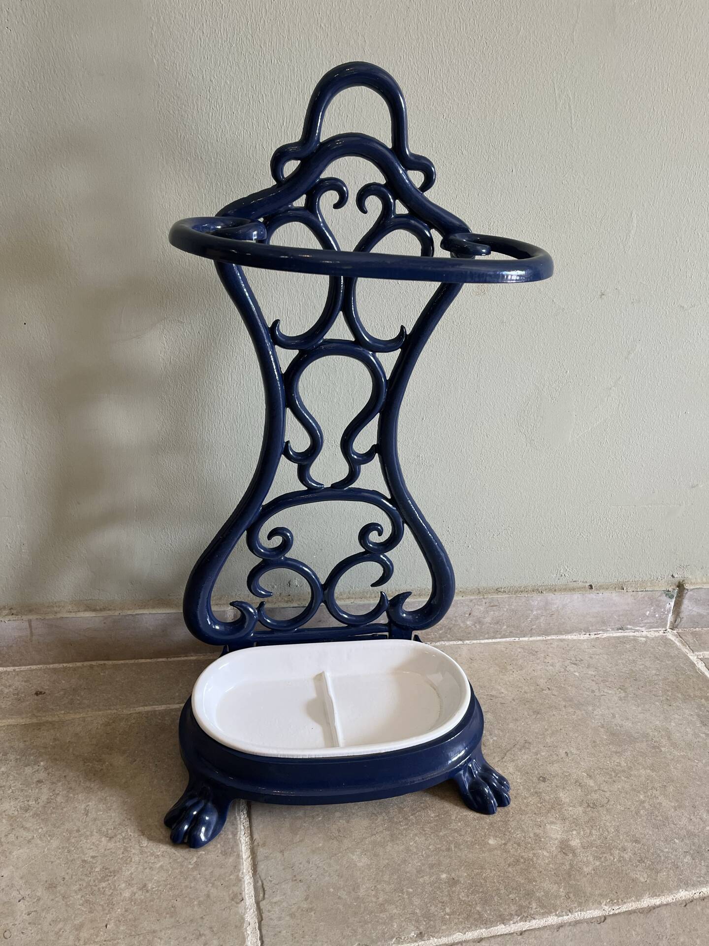 Enamelled cast iron umbrella stand from the early 20th century.