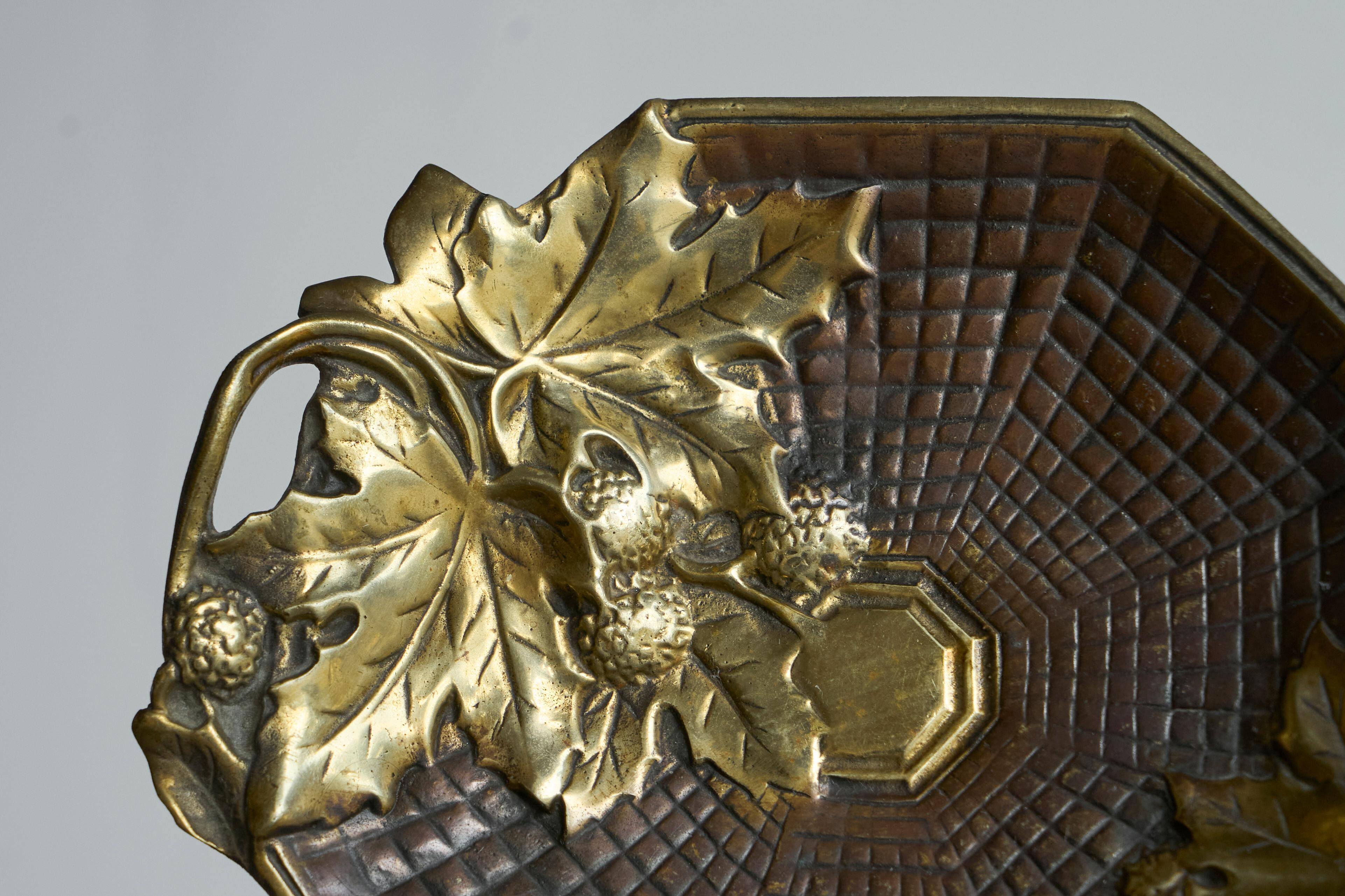 Art Deco leaf-shaped catchall in solid brass from the 1930s.