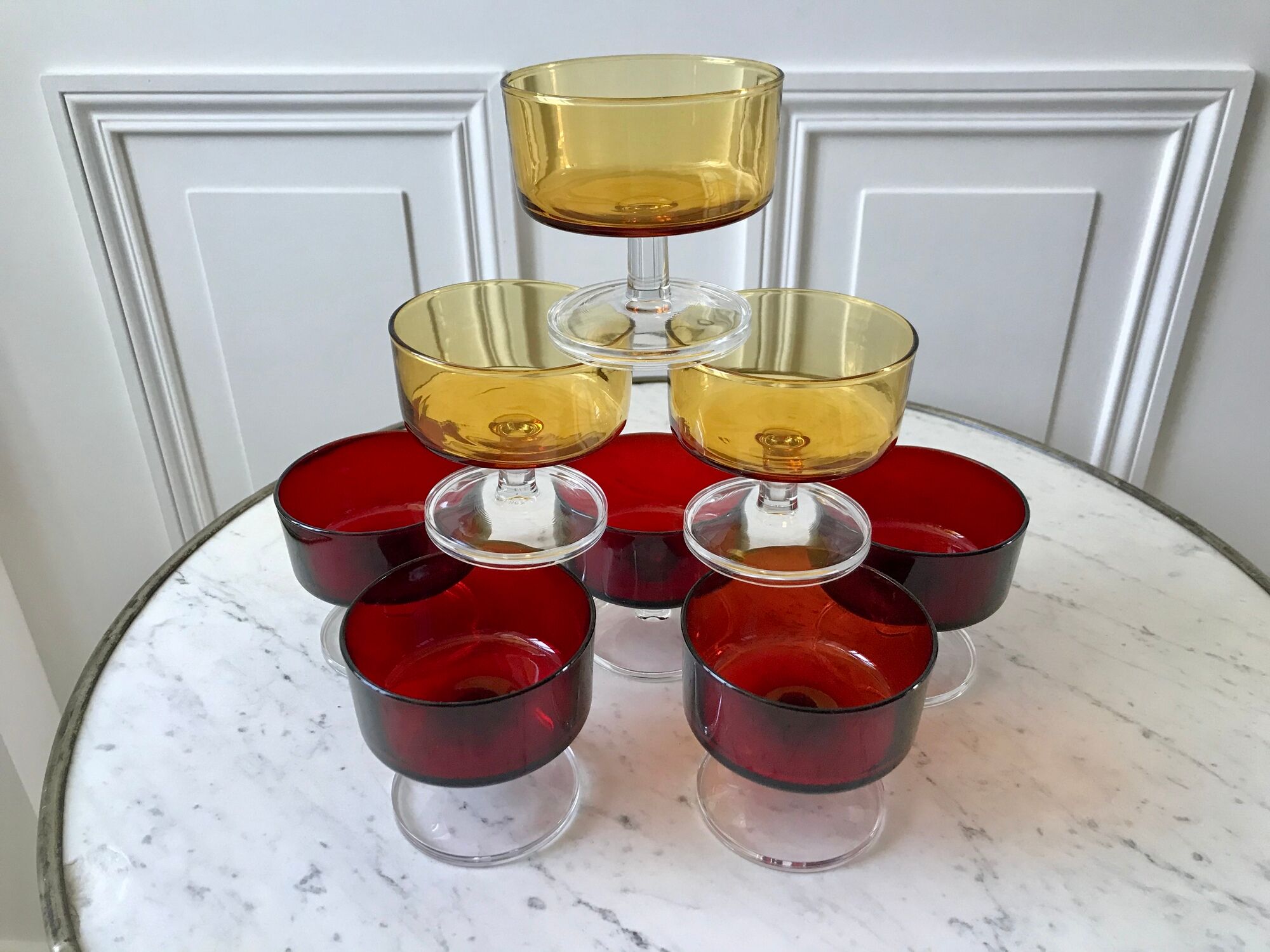 Set of 8 champagne glasses in amber colored glass and garnet 70s