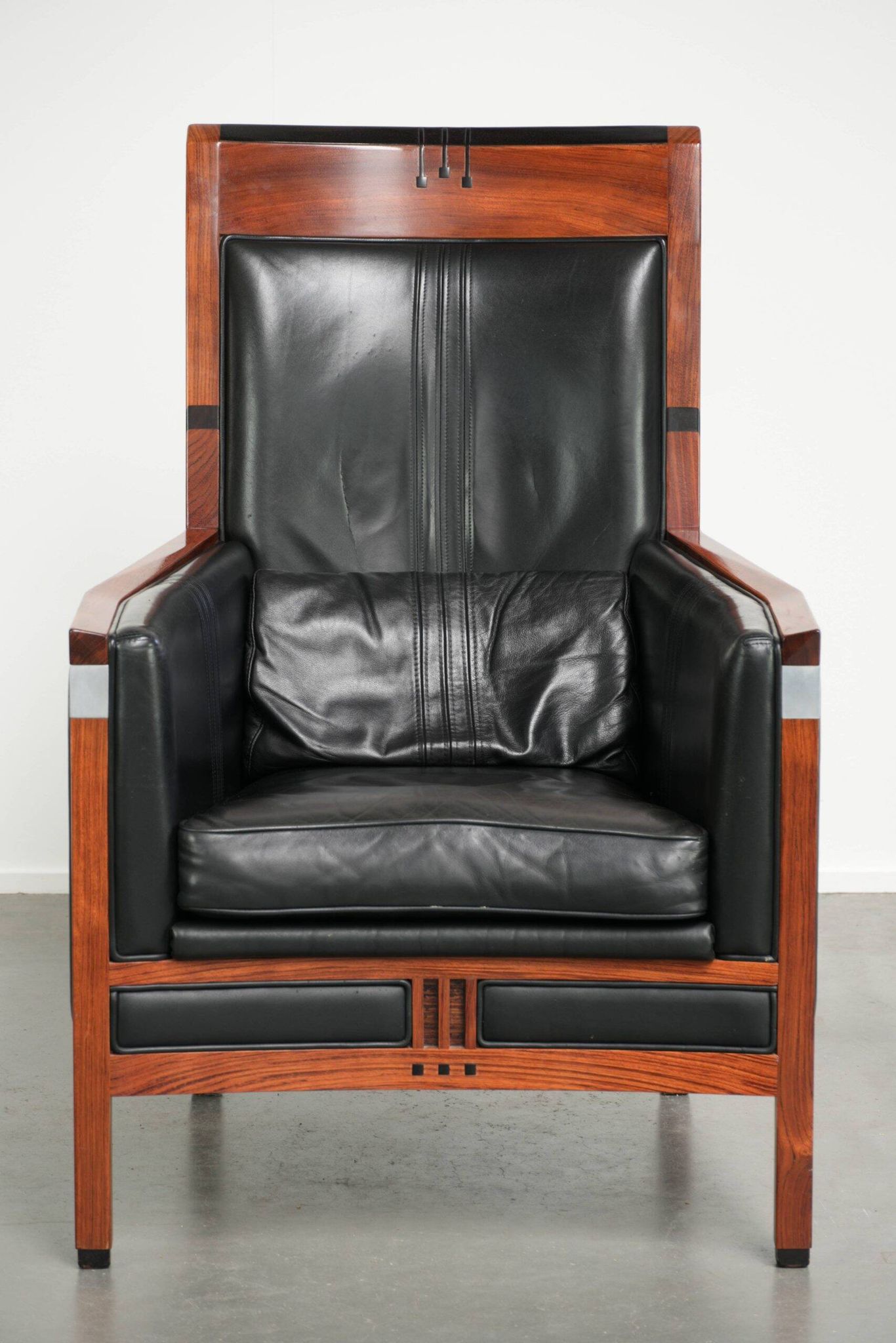 Fauteuil Art Déco en cuir de vache au design élégant
