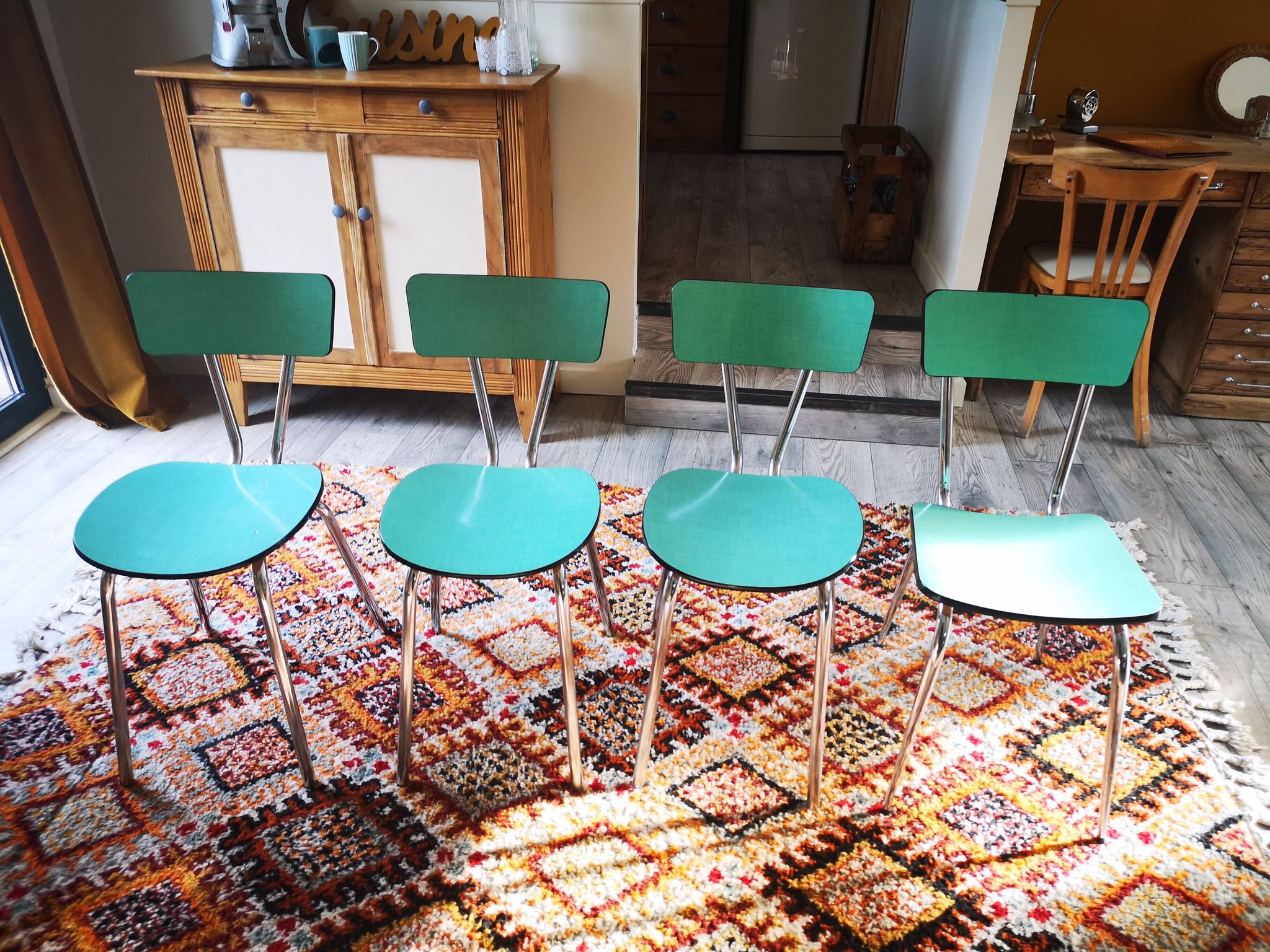 Ensemble de table extensible en formica et 4 chaises