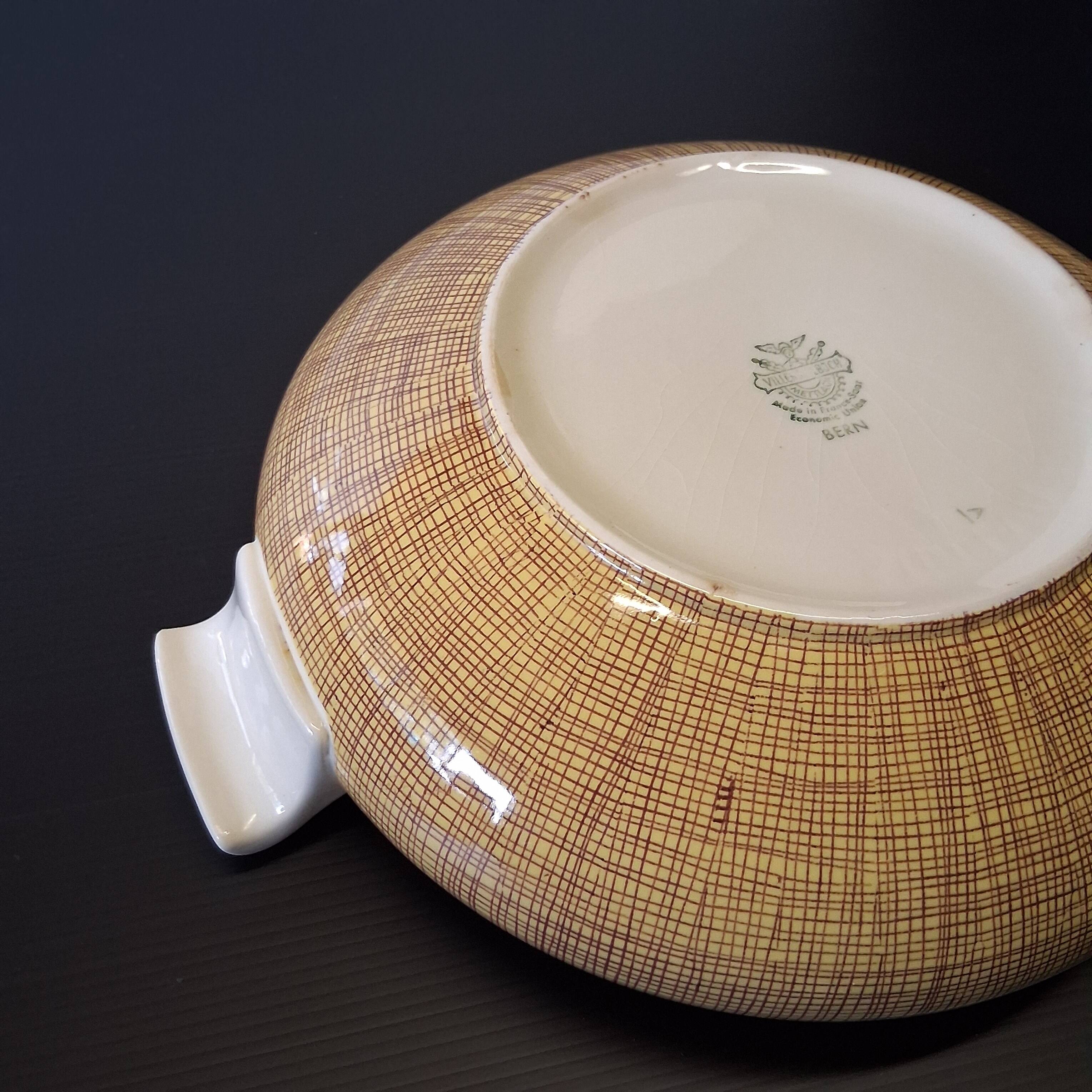 Very beautiful old soup tureen from Villeroy & Boch in very good condition.