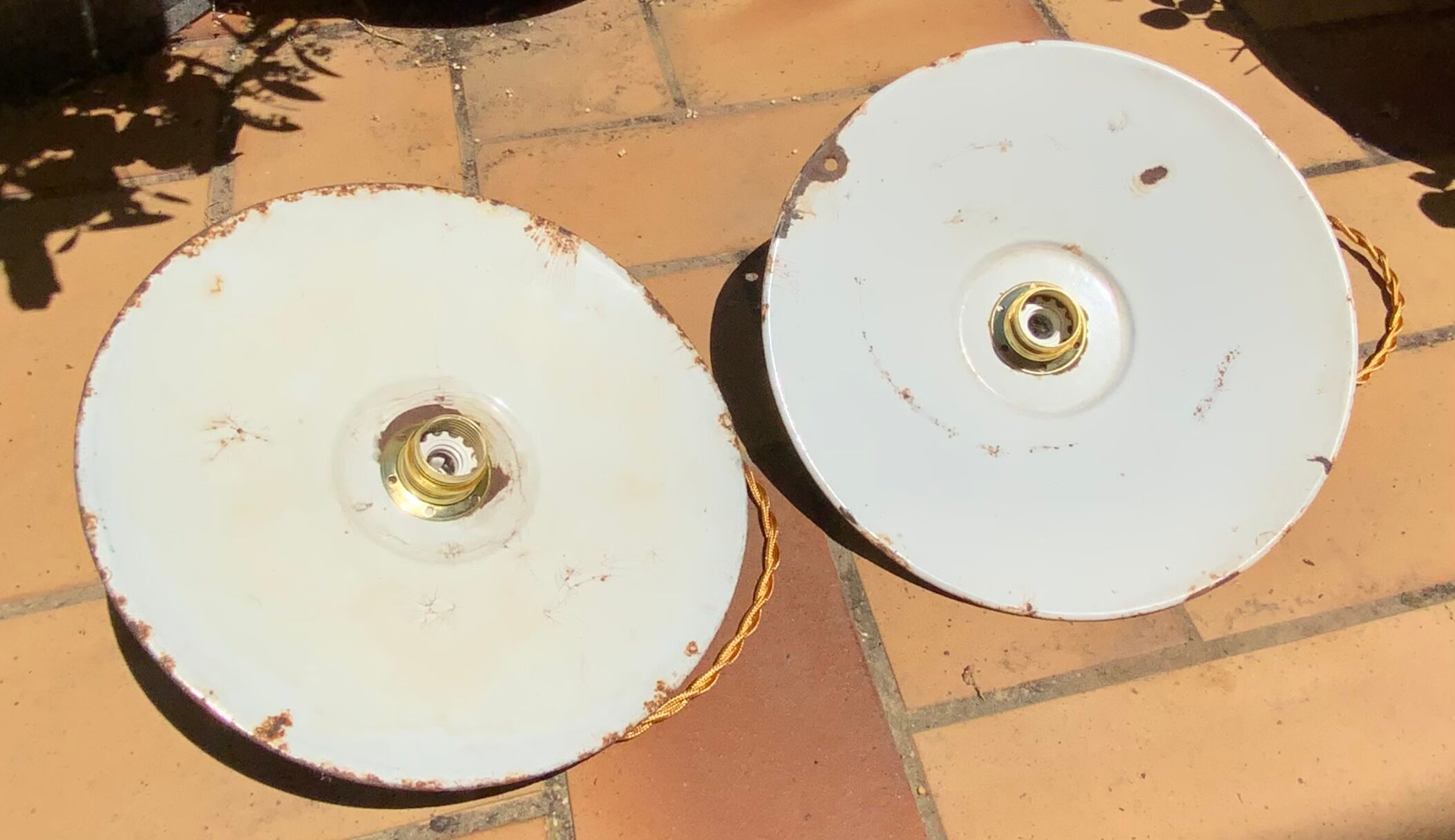 Suspension duo in green and white enamelled sheet metal new gold threads and socket