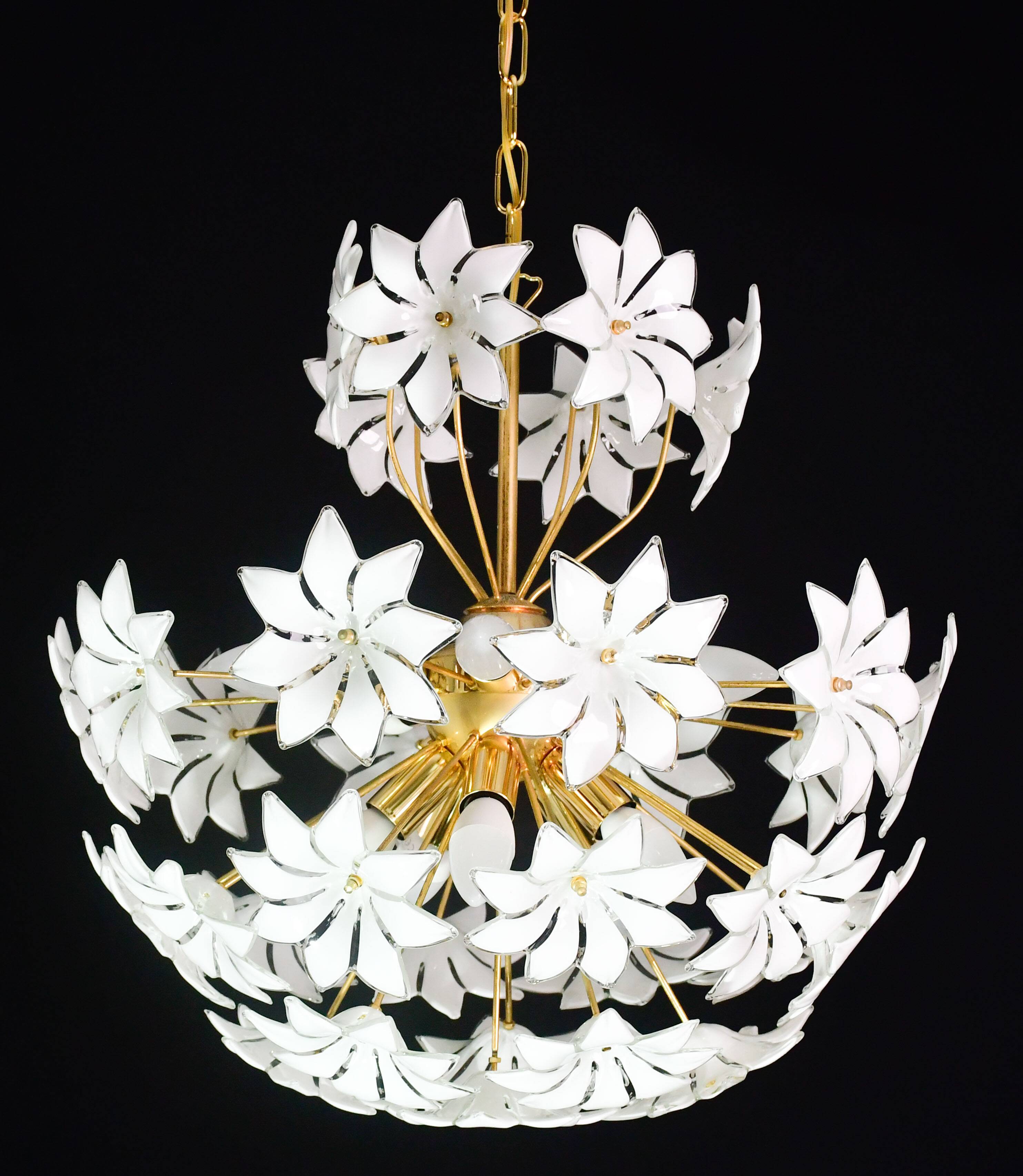 Magnifique lustre Sputnik en verre de Murano blanc orné de fleurs, années 1980