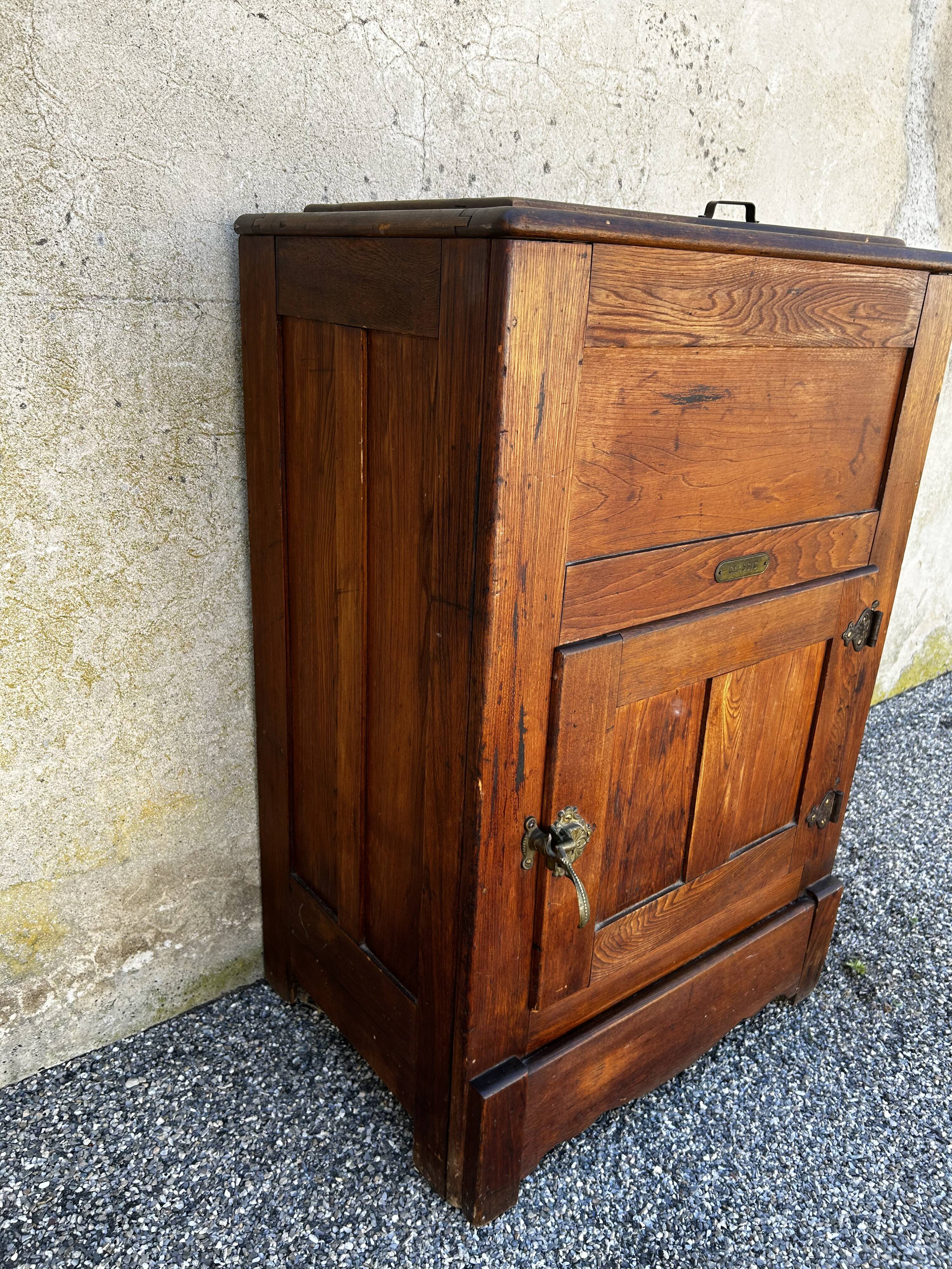 American icebox in oak and zinc – early 20th century