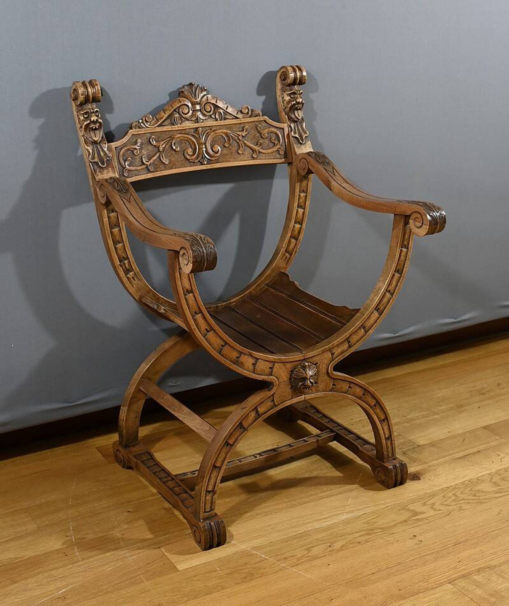 Fauteuil Dagobert en Noyer, style Médiéval – Fin XIXe