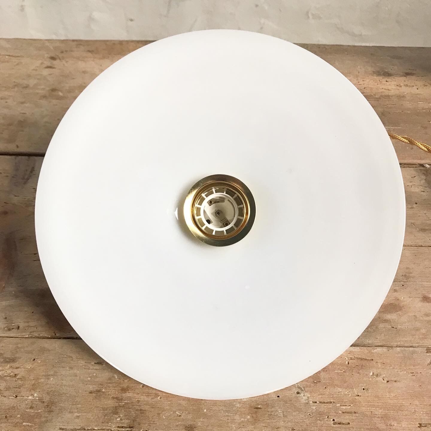 White opaline suspension