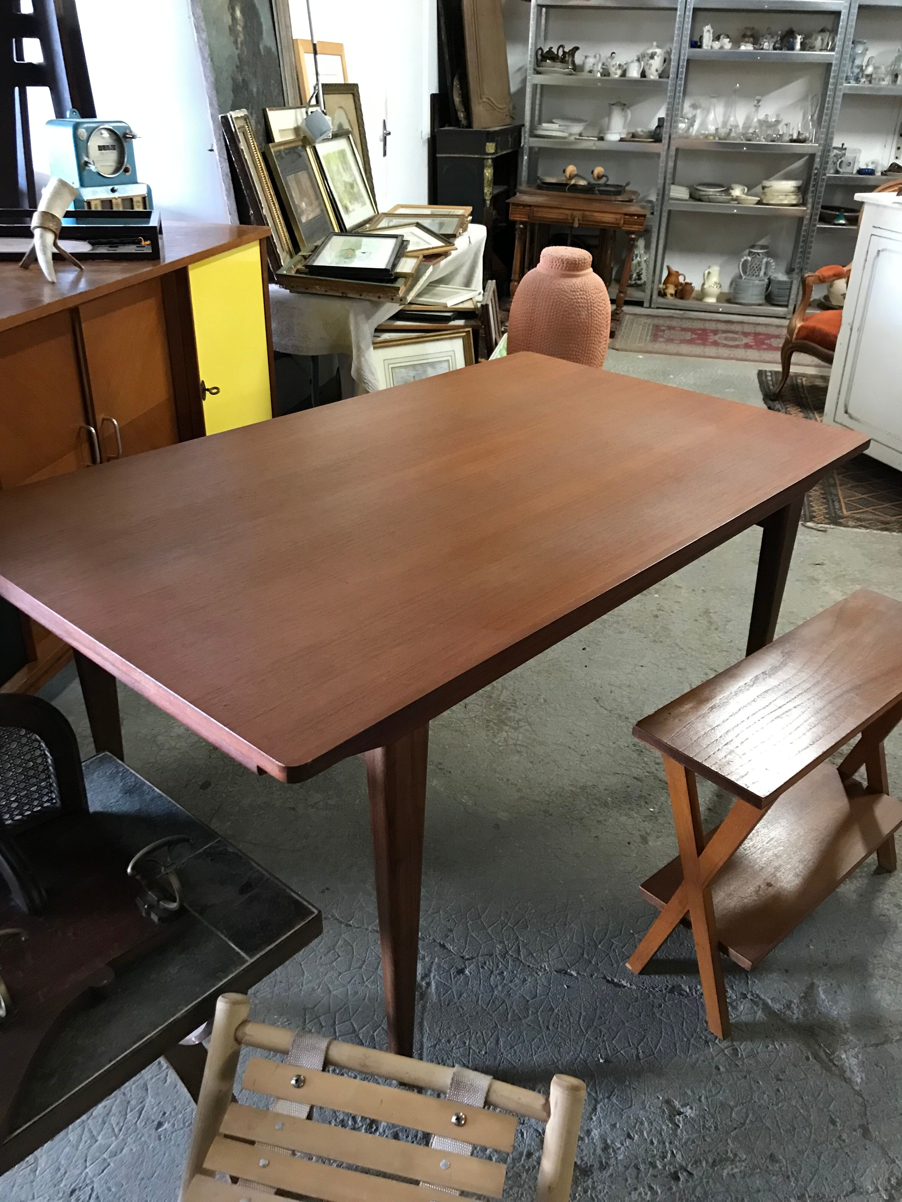 Table scandinave