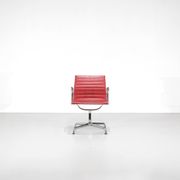 Fauteuil " EA 108 " en cuir rouge, conçu par Charles Ray Eames pour Vitra,