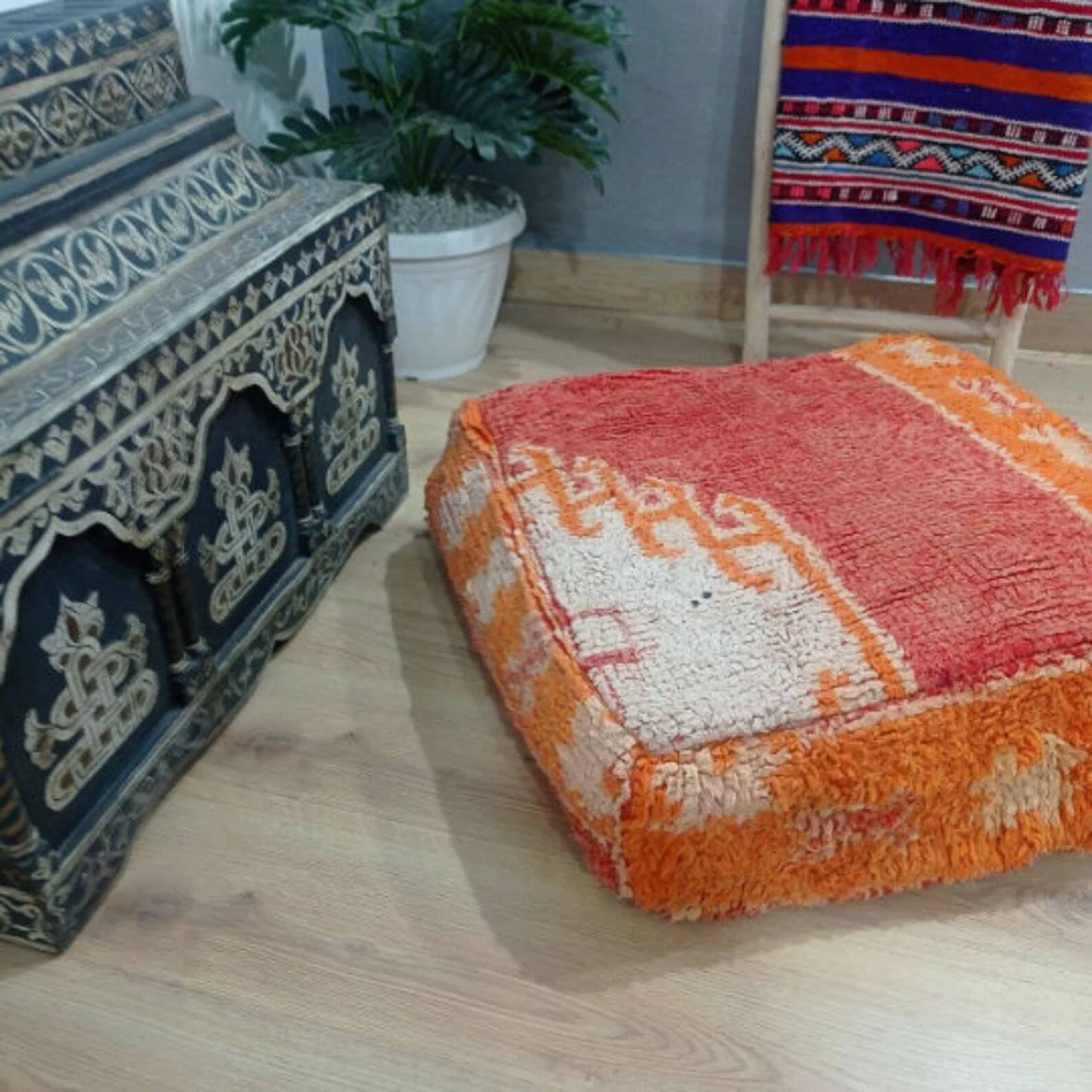 Handmade Berber pouf in wool 60 X 60 X 20 CM