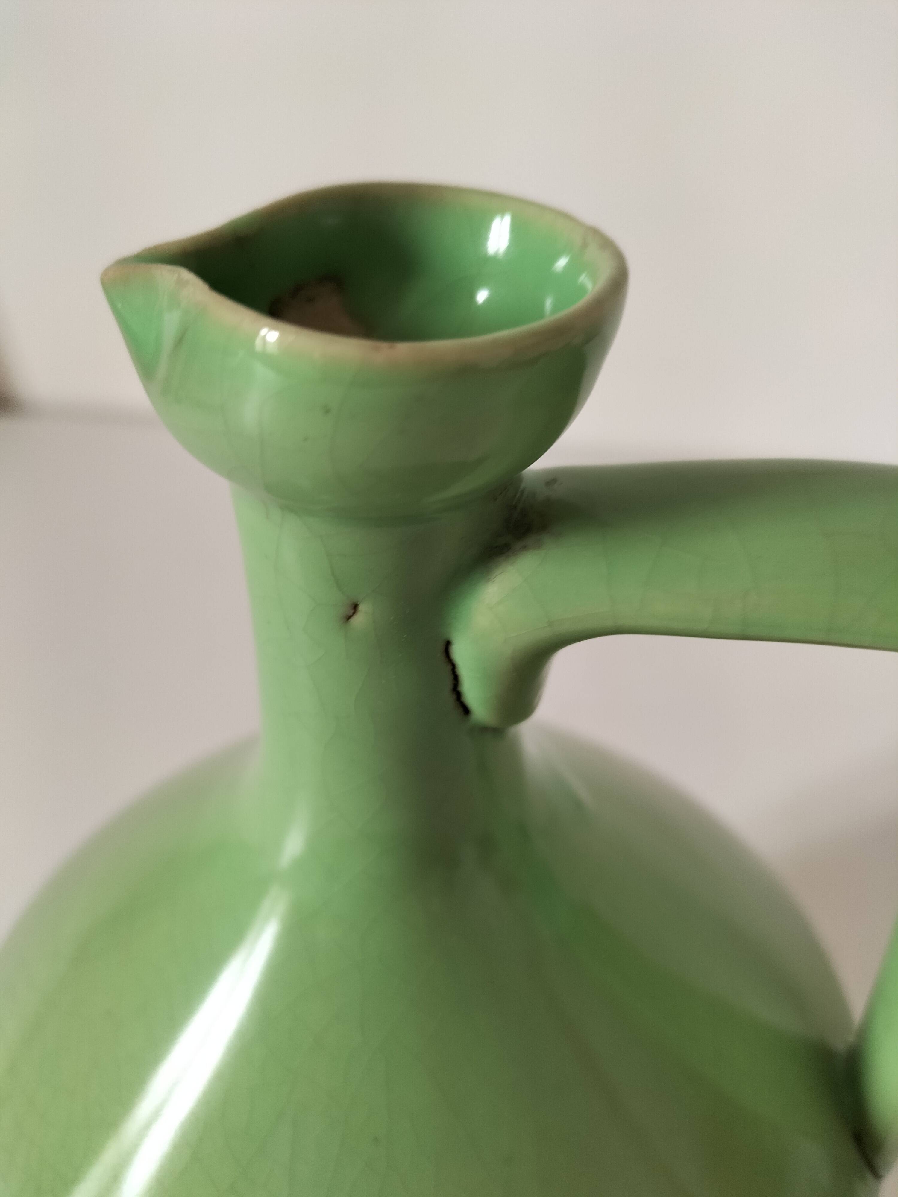 Cruche en terre vernissée verte artisanale vintage