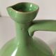 Cruche en terre vernissée verte artisanale vintage