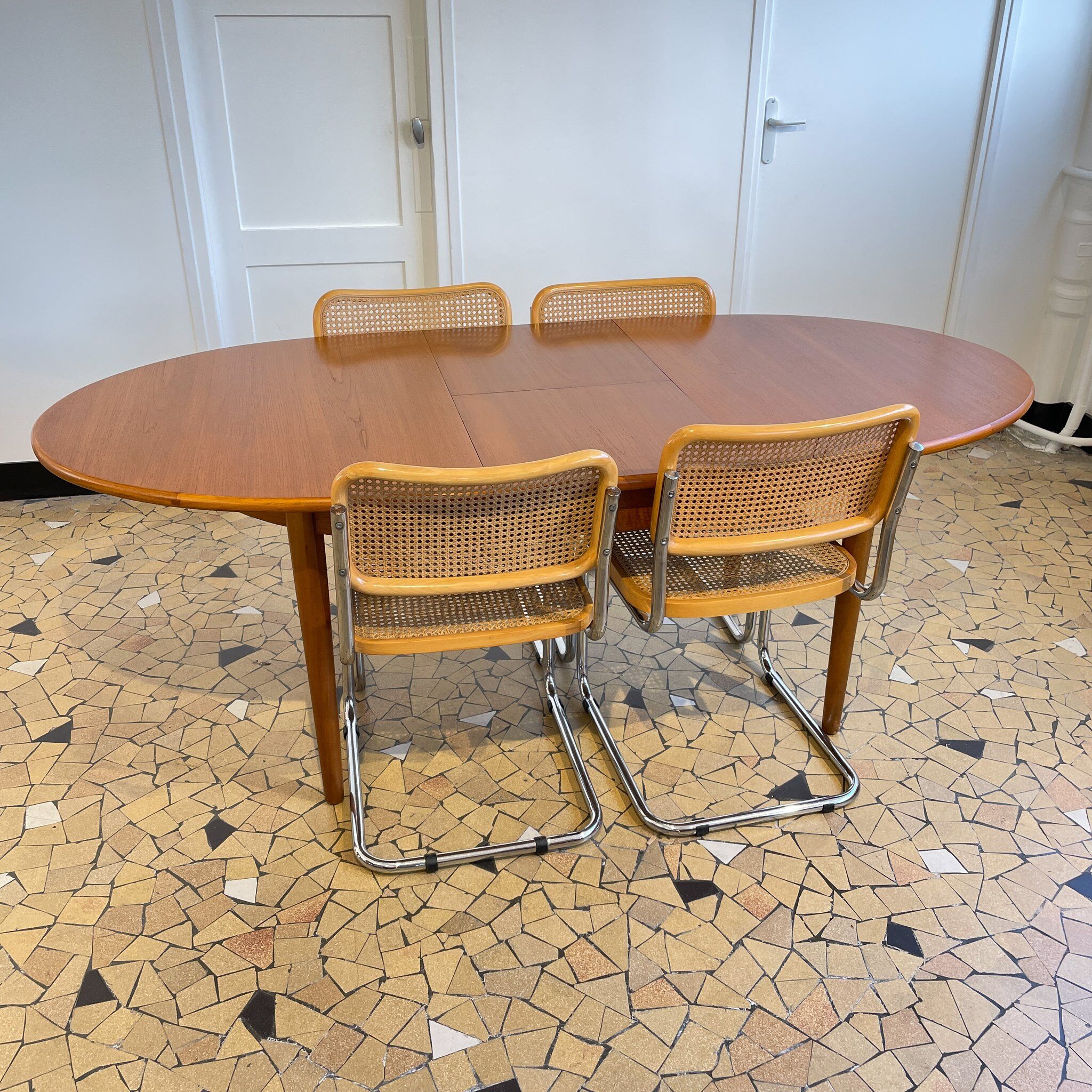 Oval table with butterfly extensions