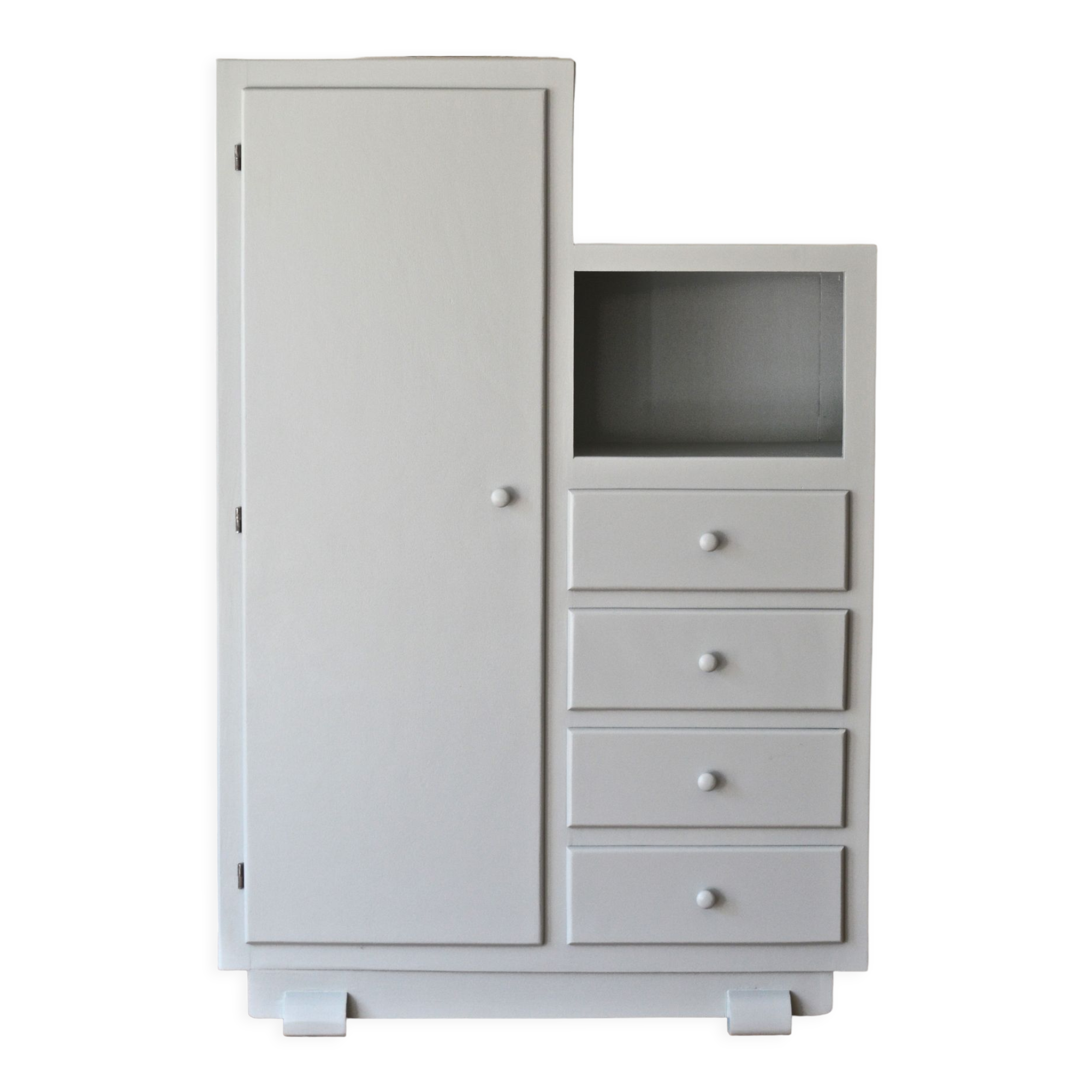 Asymmetrical cabinet