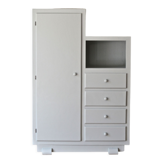 Asymmetrical cabinet
