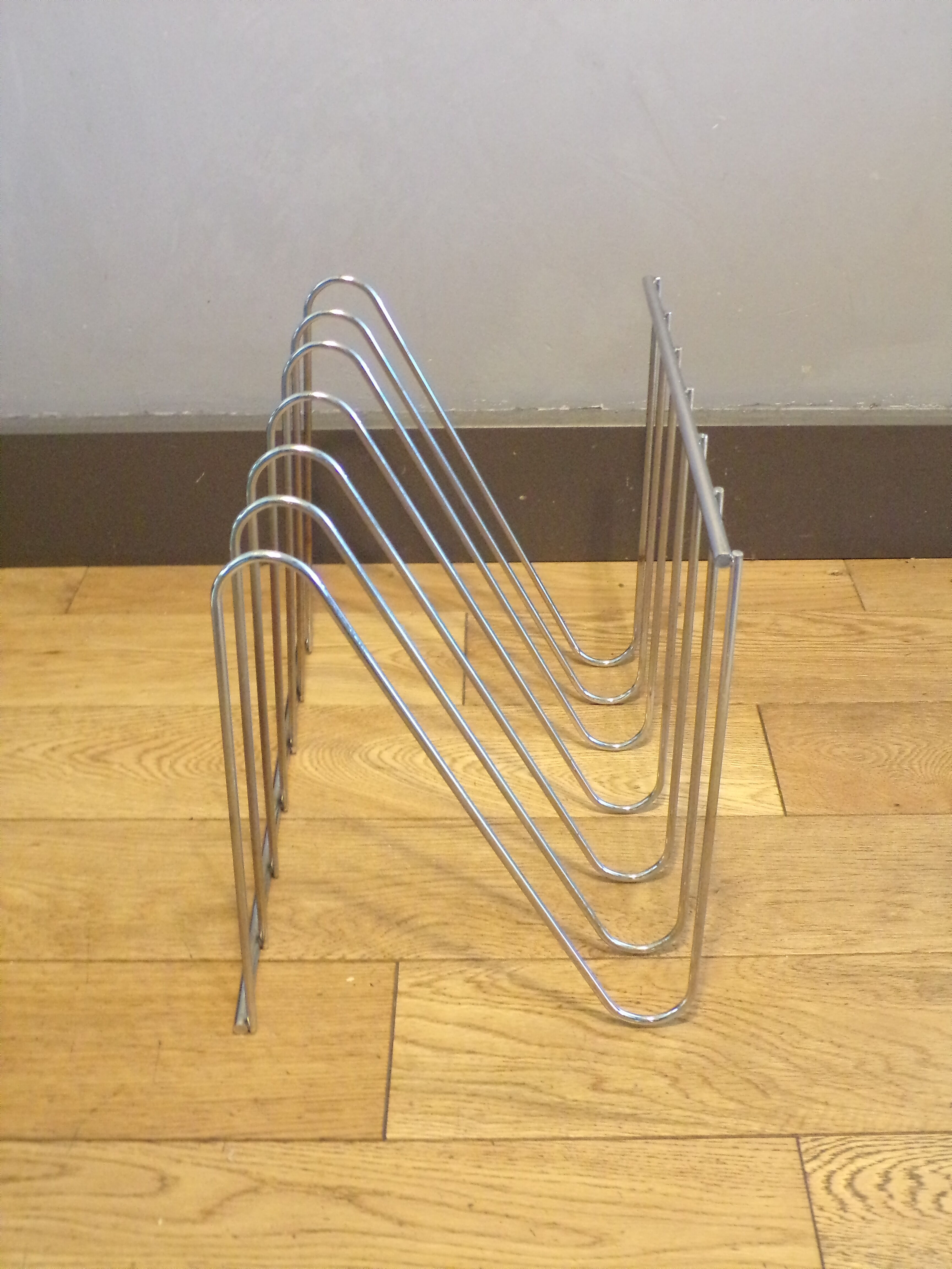 Zig-zag magazine rack