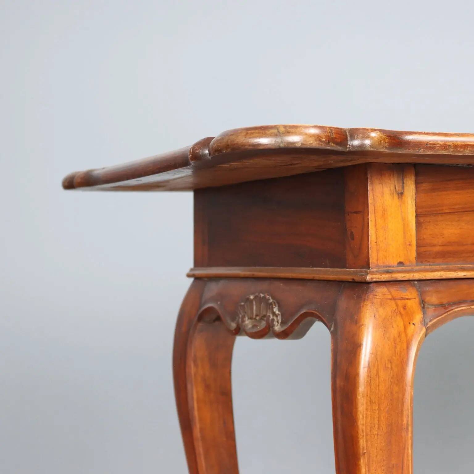 Antique writing desk in carved walnut, Italy, 19th century.