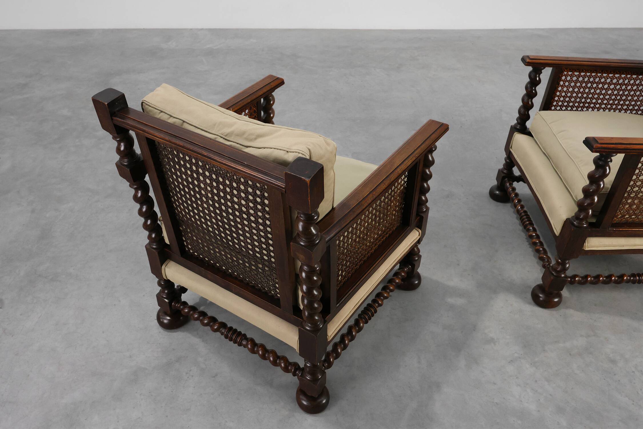 Paire de fauteuils en chêne anglais antique et en rotin avec des détails torsadés, Royaume-Uni c