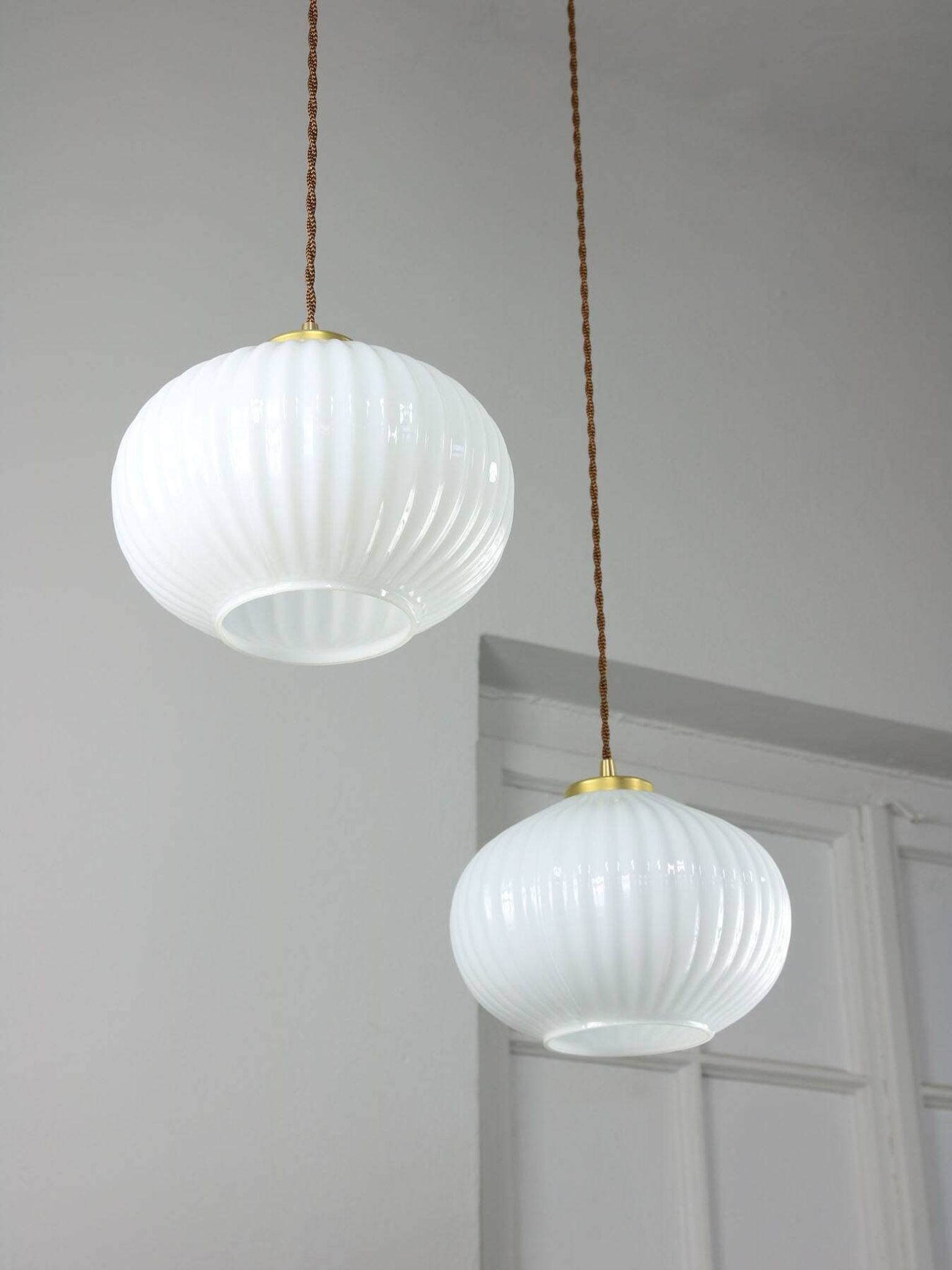 Lampe suspendue vintage en opaline et laiton