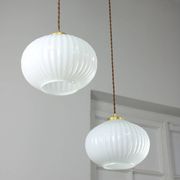Lampe suspendue vintage en opaline et laiton